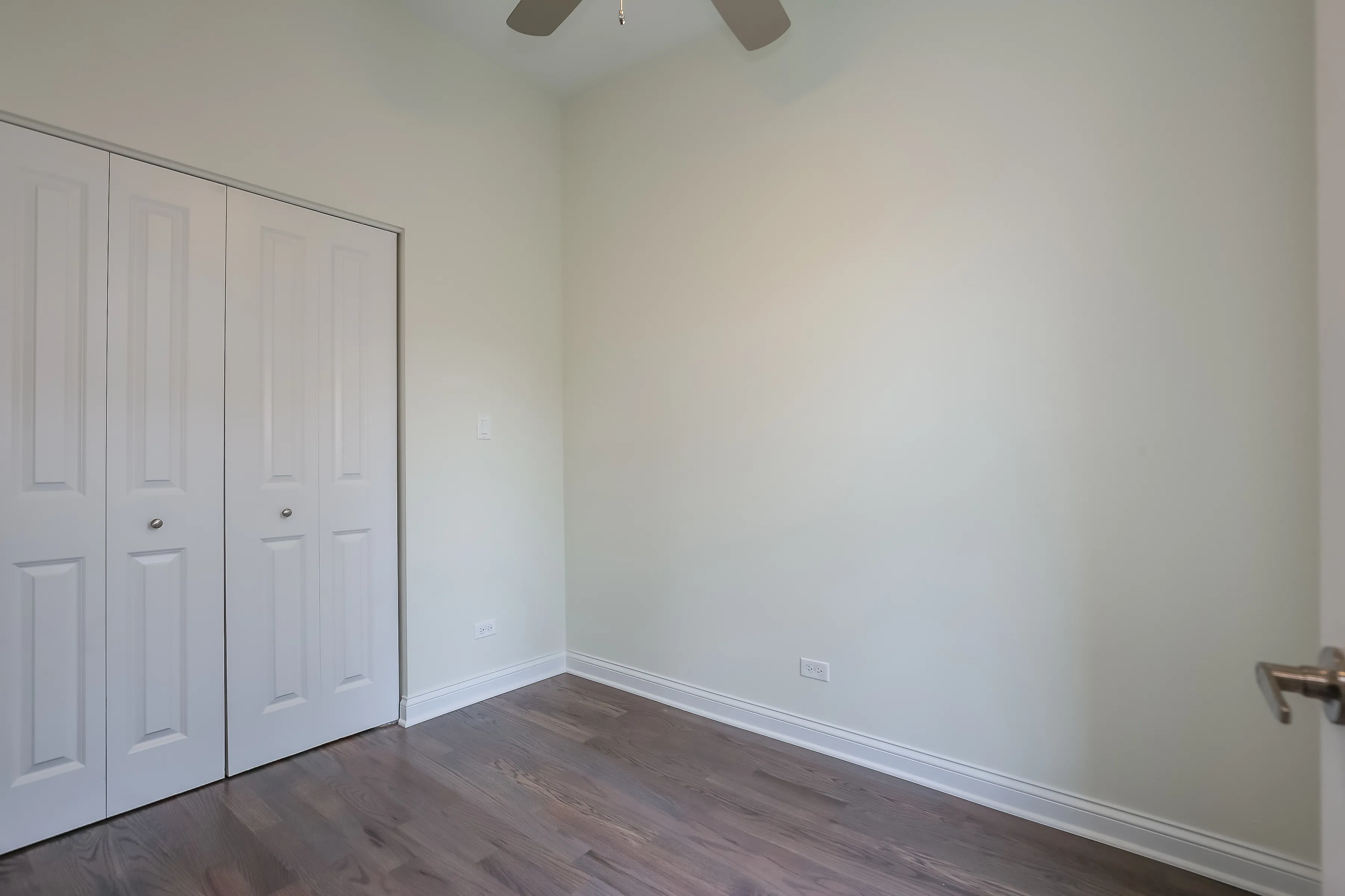 light brown exterior of 2852 West Shakespeare Apartments