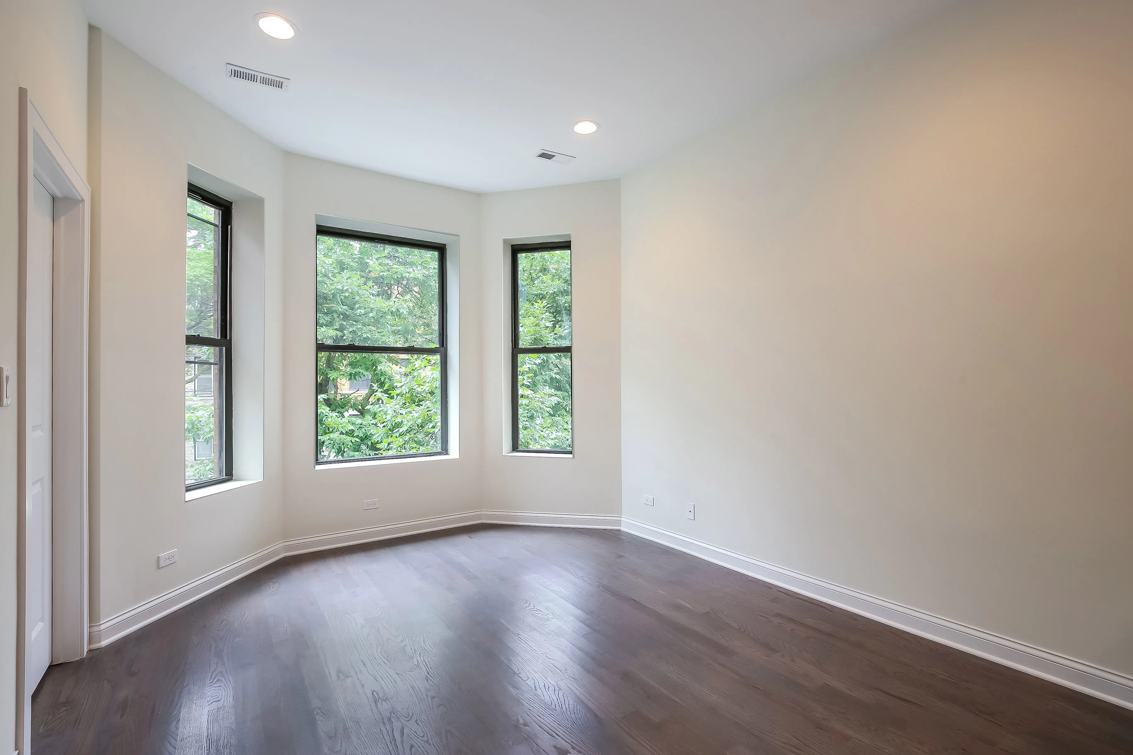 light brown exterior of 2852 West Shakespeare Apartments