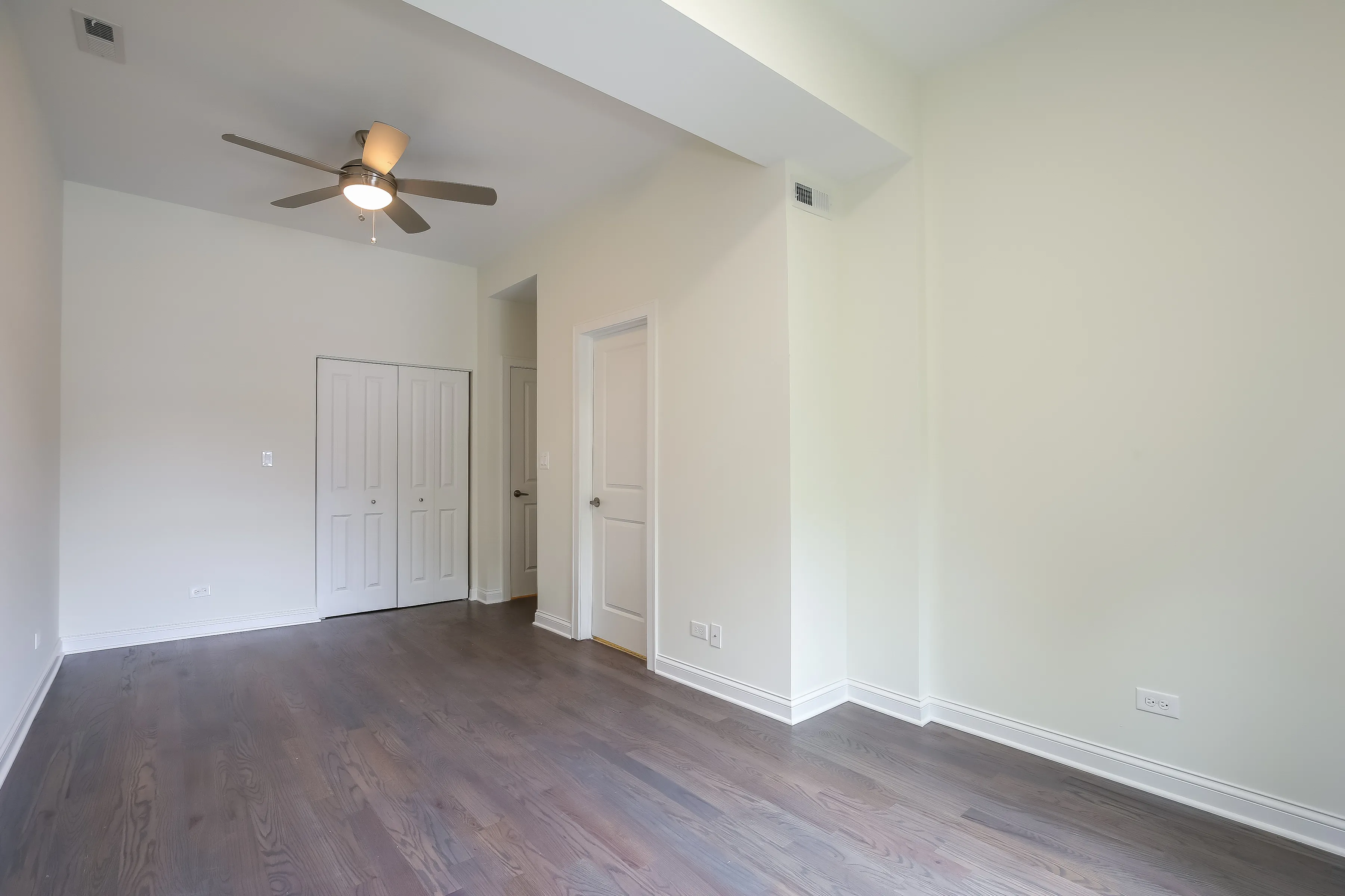 light brown exterior of 2852 West Shakespeare Apartments