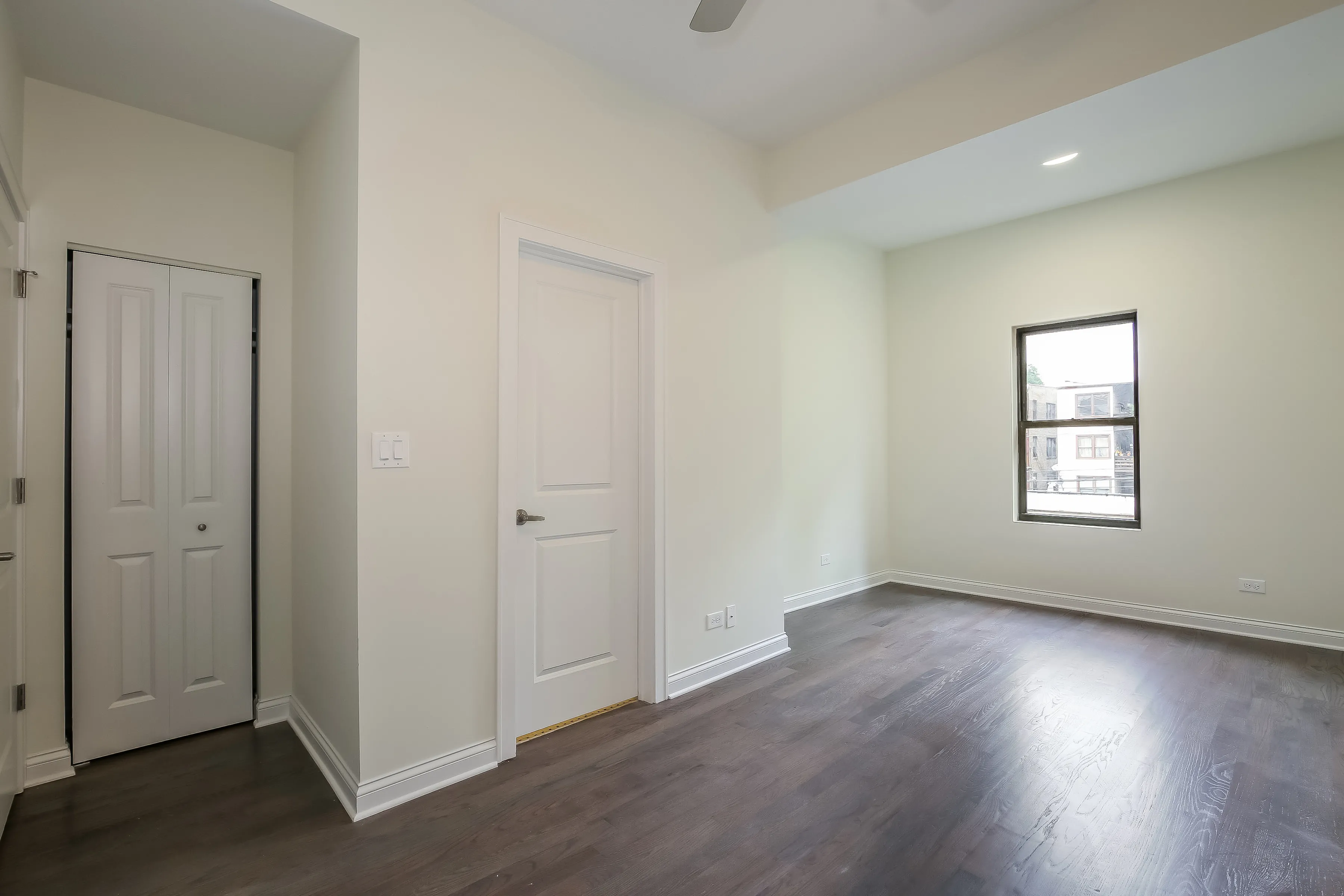light brown exterior of 2852 West Shakespeare Apartments