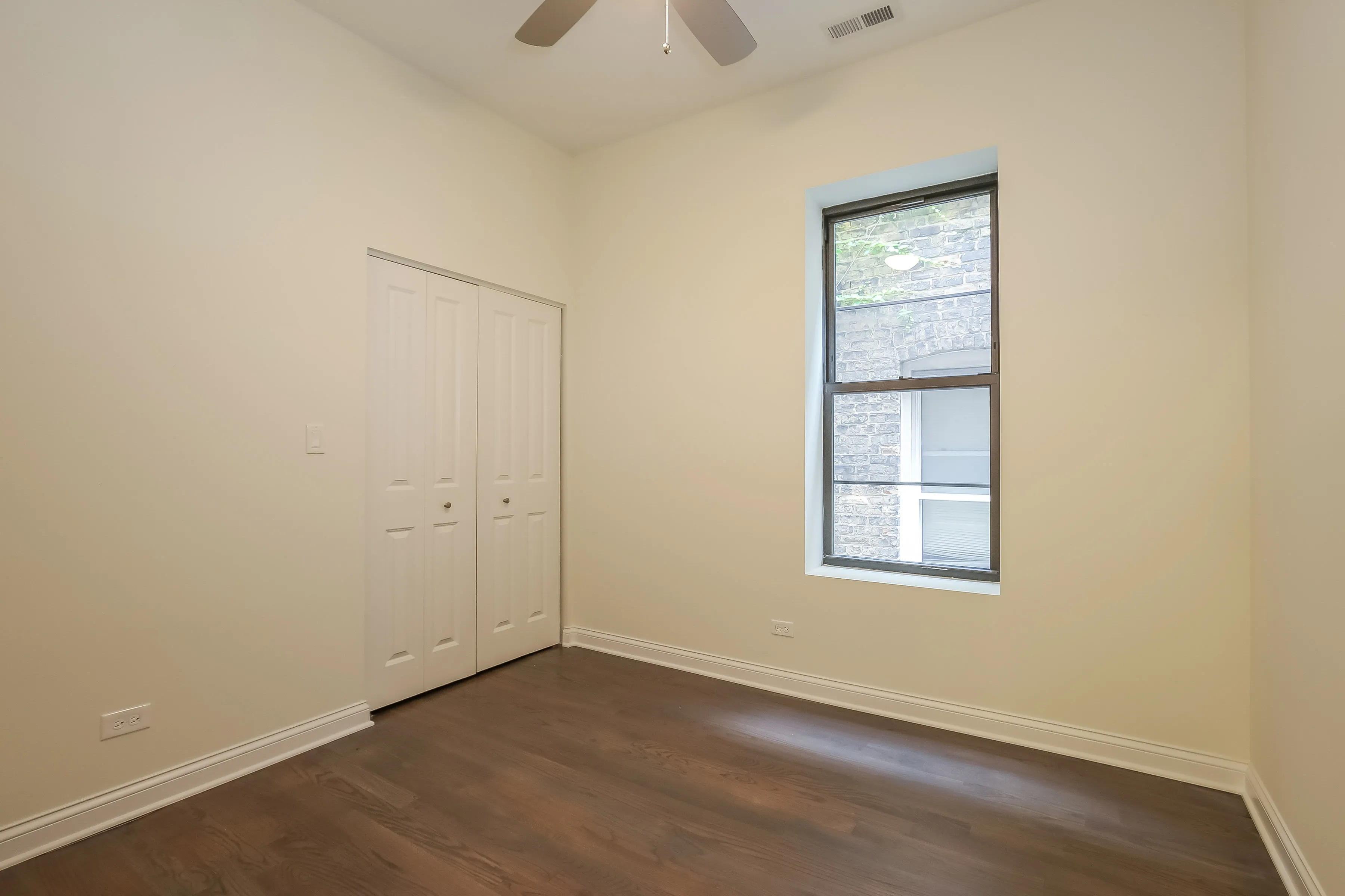 light brown exterior of 2852 West Shakespeare Apartments