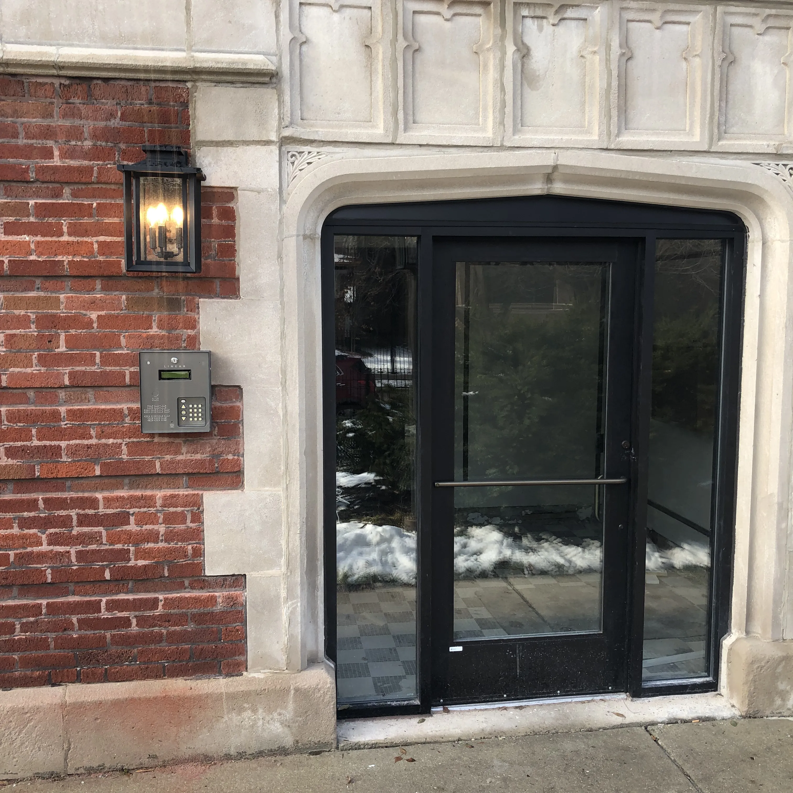 entry courtyard to 4520 North Malden Apartments