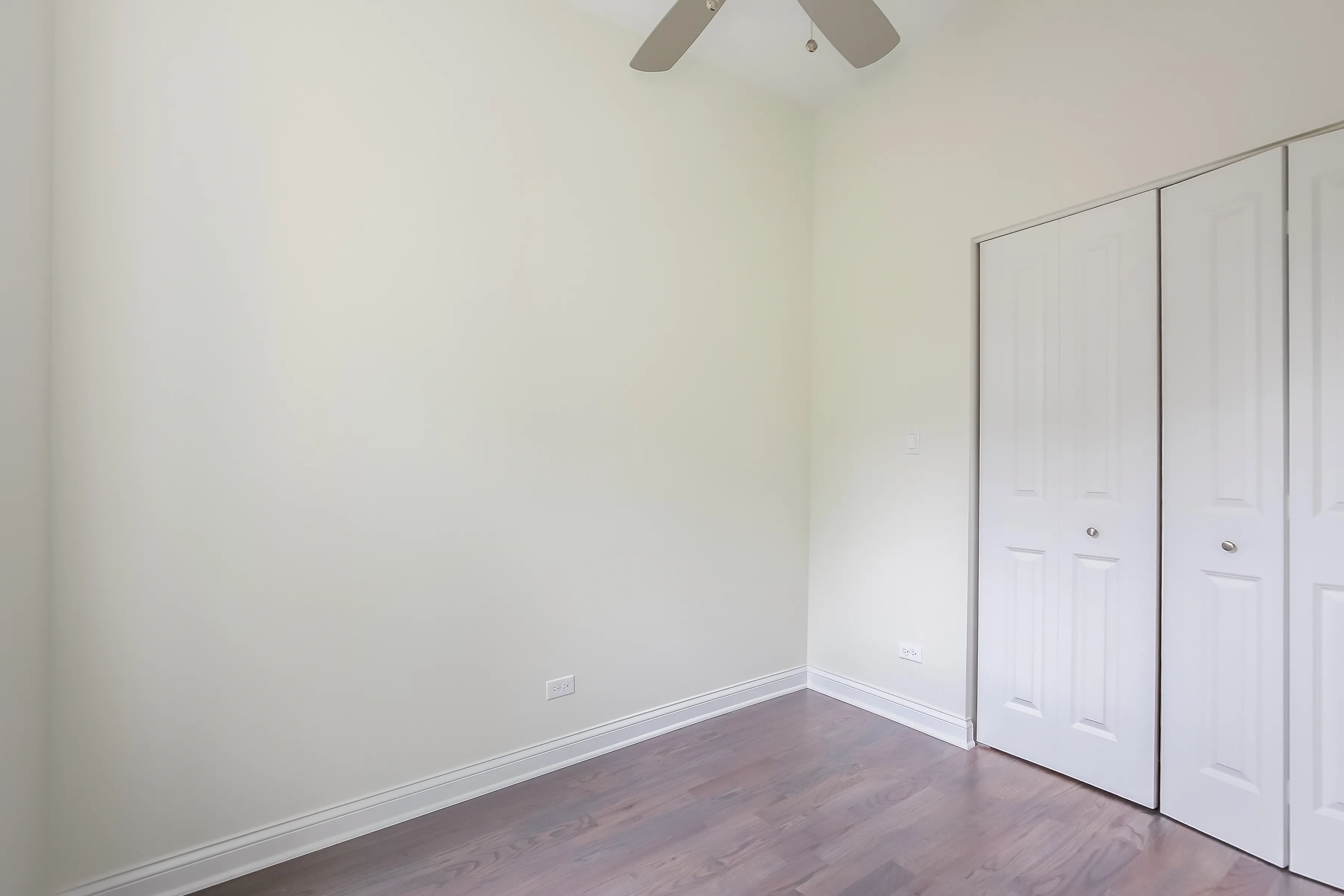 light brown exterior of 2852 West Shakespeare Apartments
