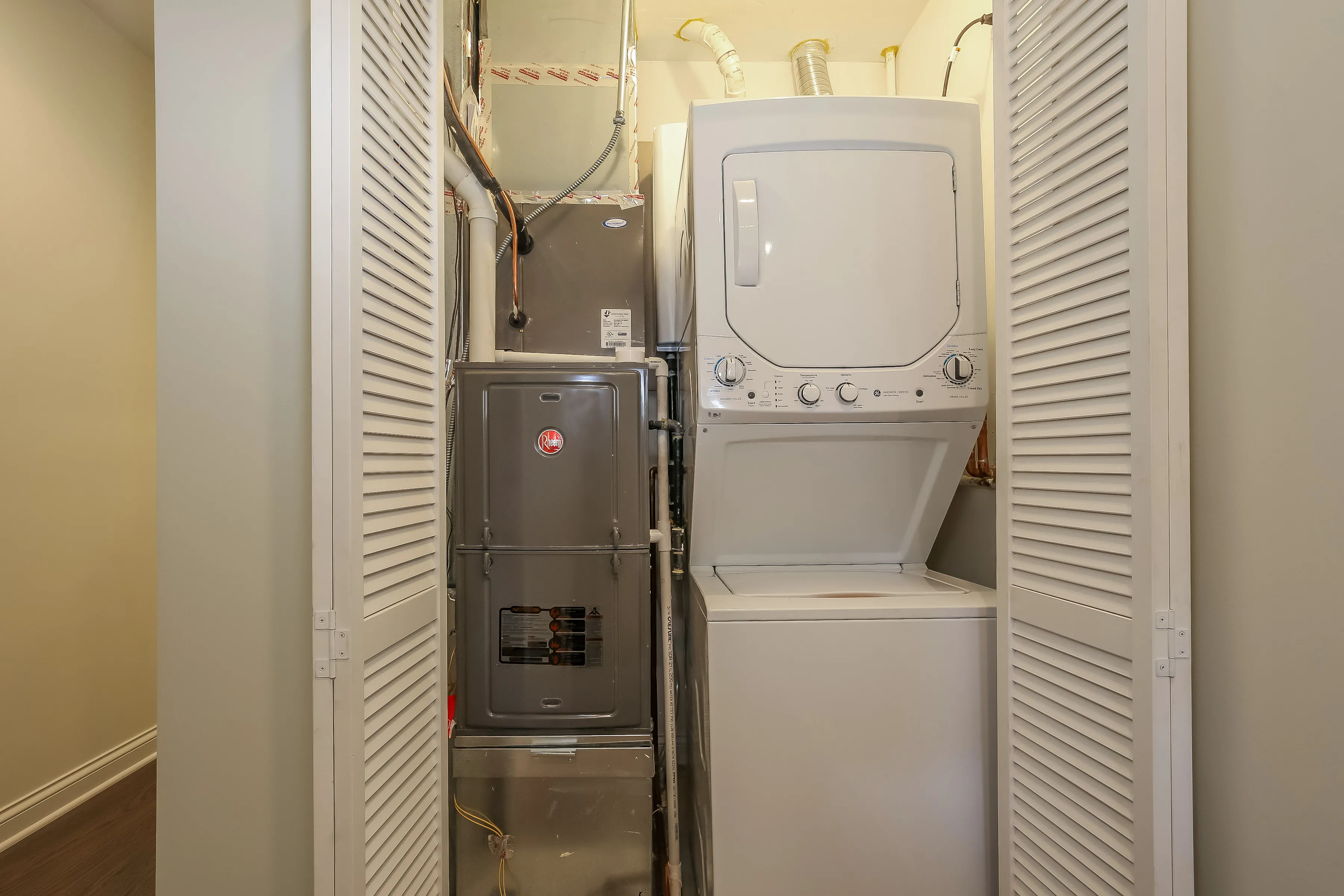 light brown exterior of 2852 West Shakespeare Apartments