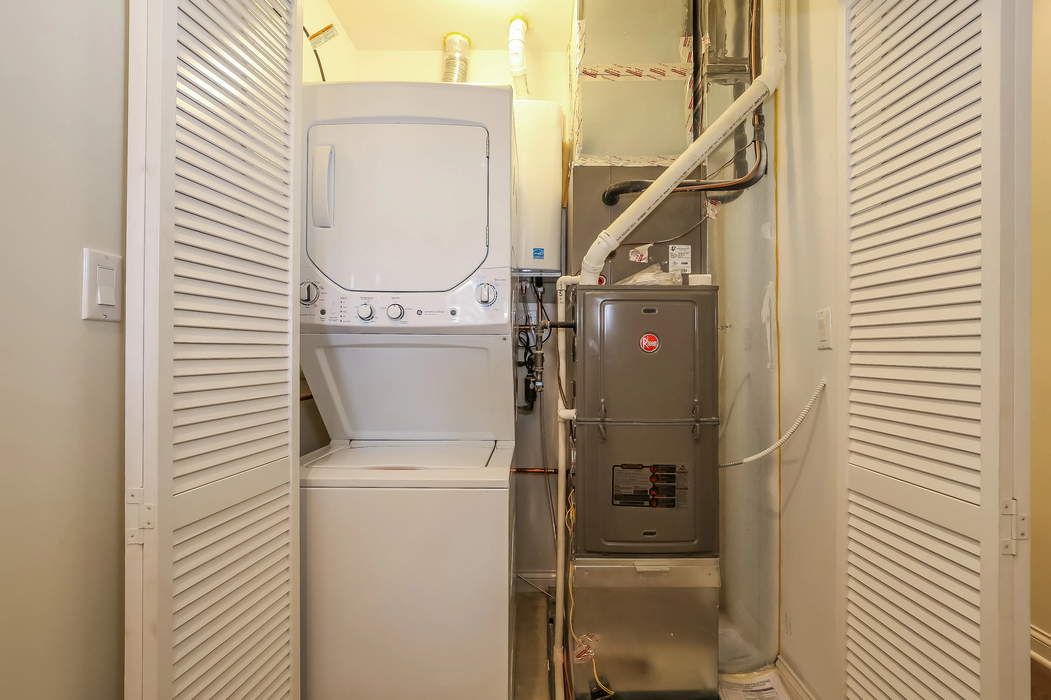 light brown exterior of 2852 West Shakespeare Apartments