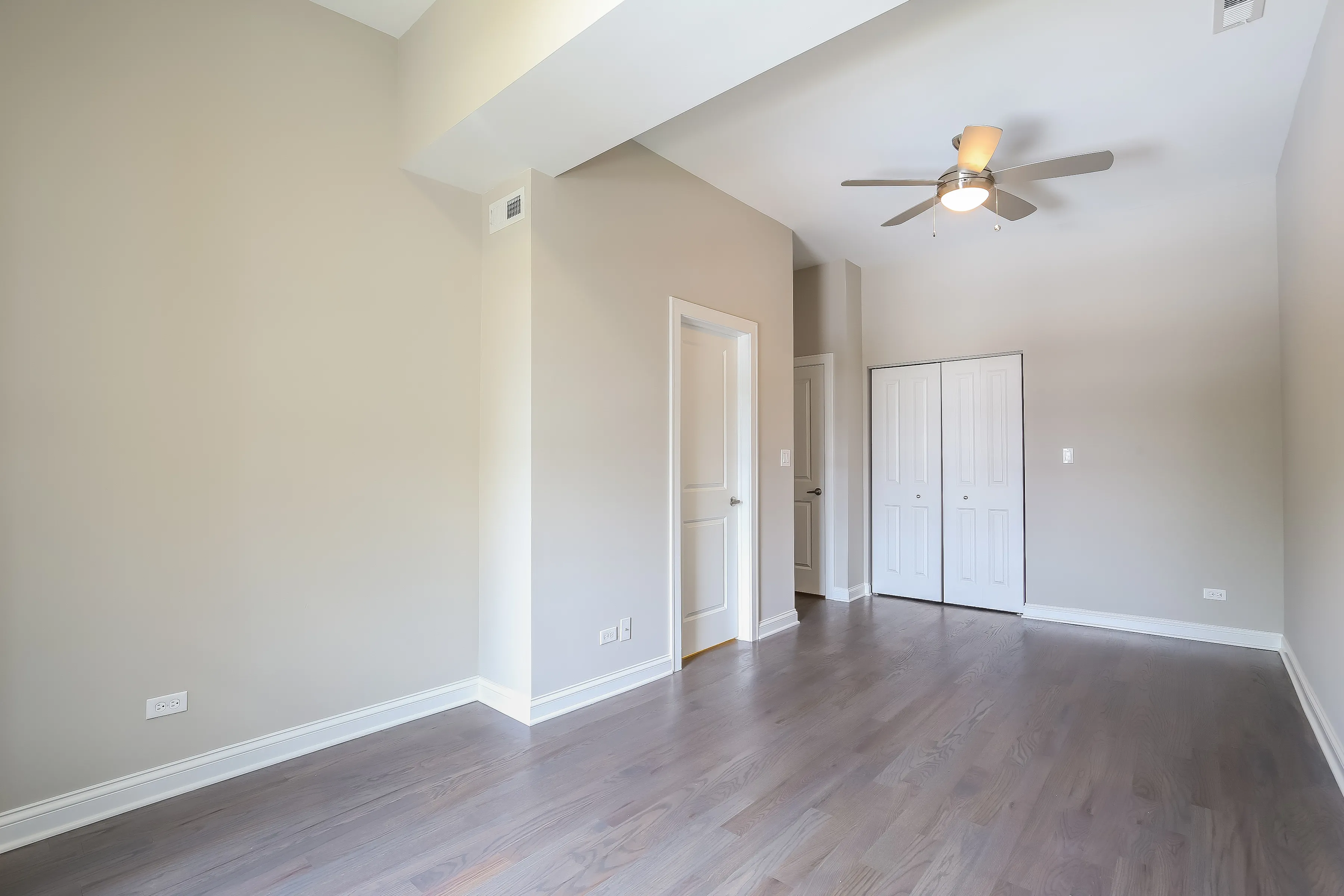 light brown exterior of 2852 West Shakespeare Apartments