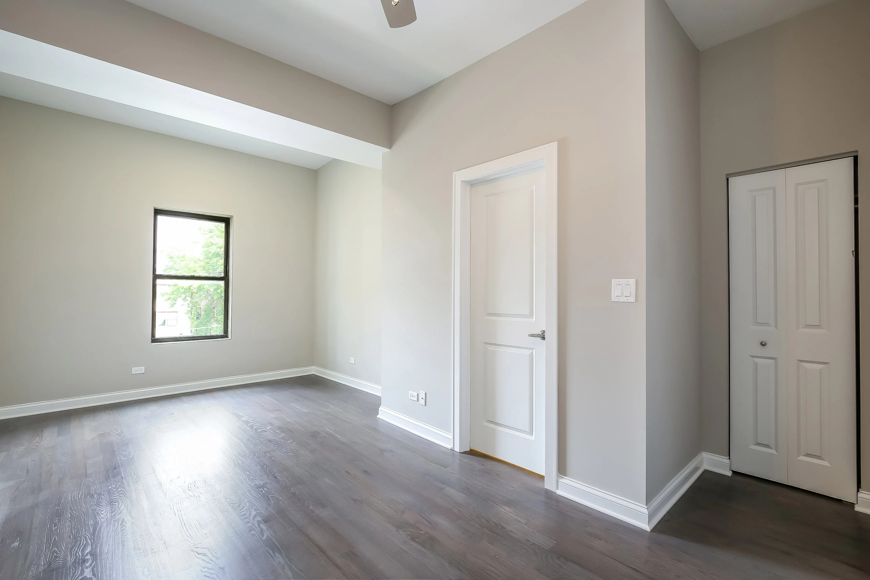 light brown exterior of 2852 West Shakespeare Apartments