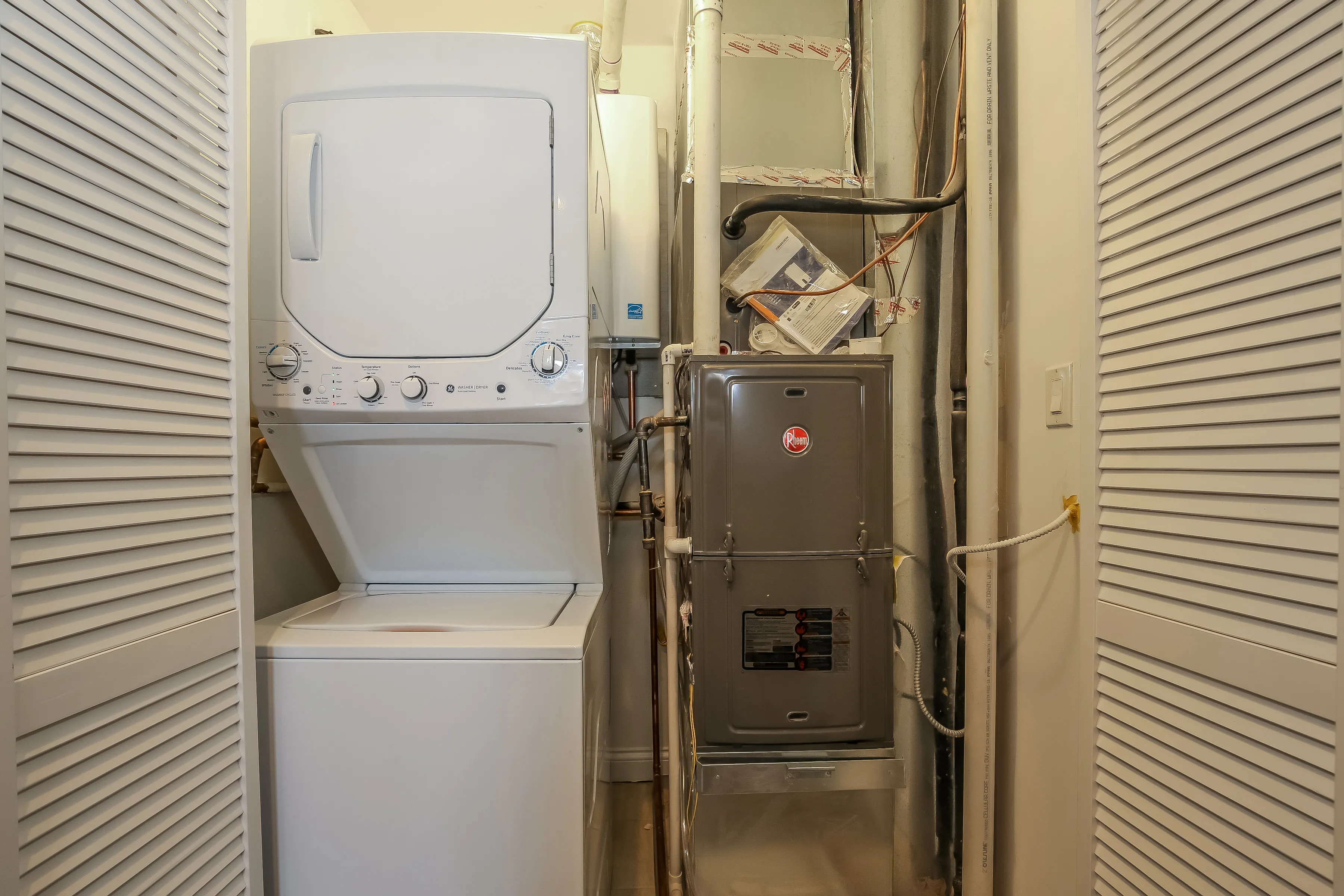 light brown exterior of 2852 West Shakespeare Apartments
