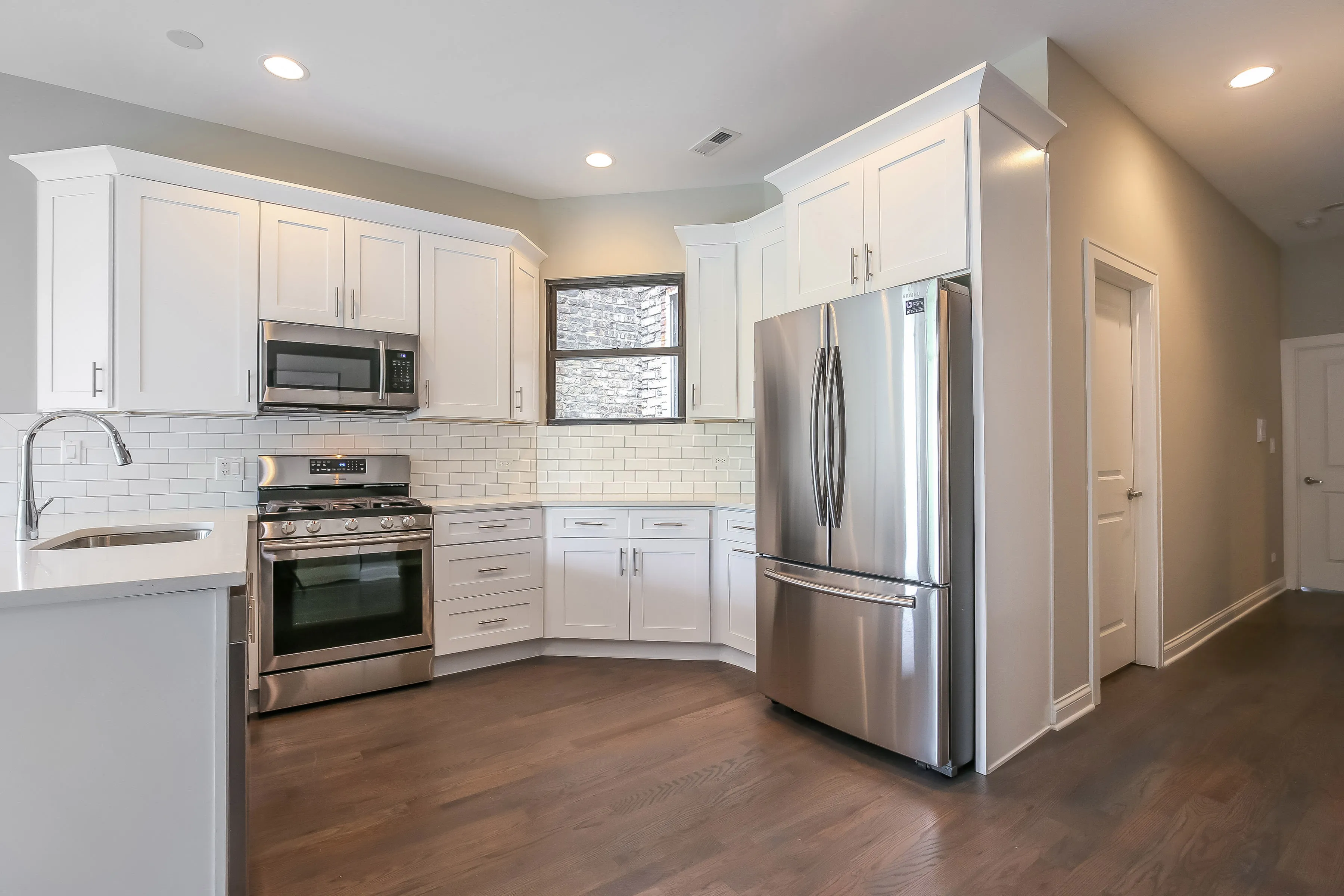 light brown exterior of 2852 West Shakespeare Apartments