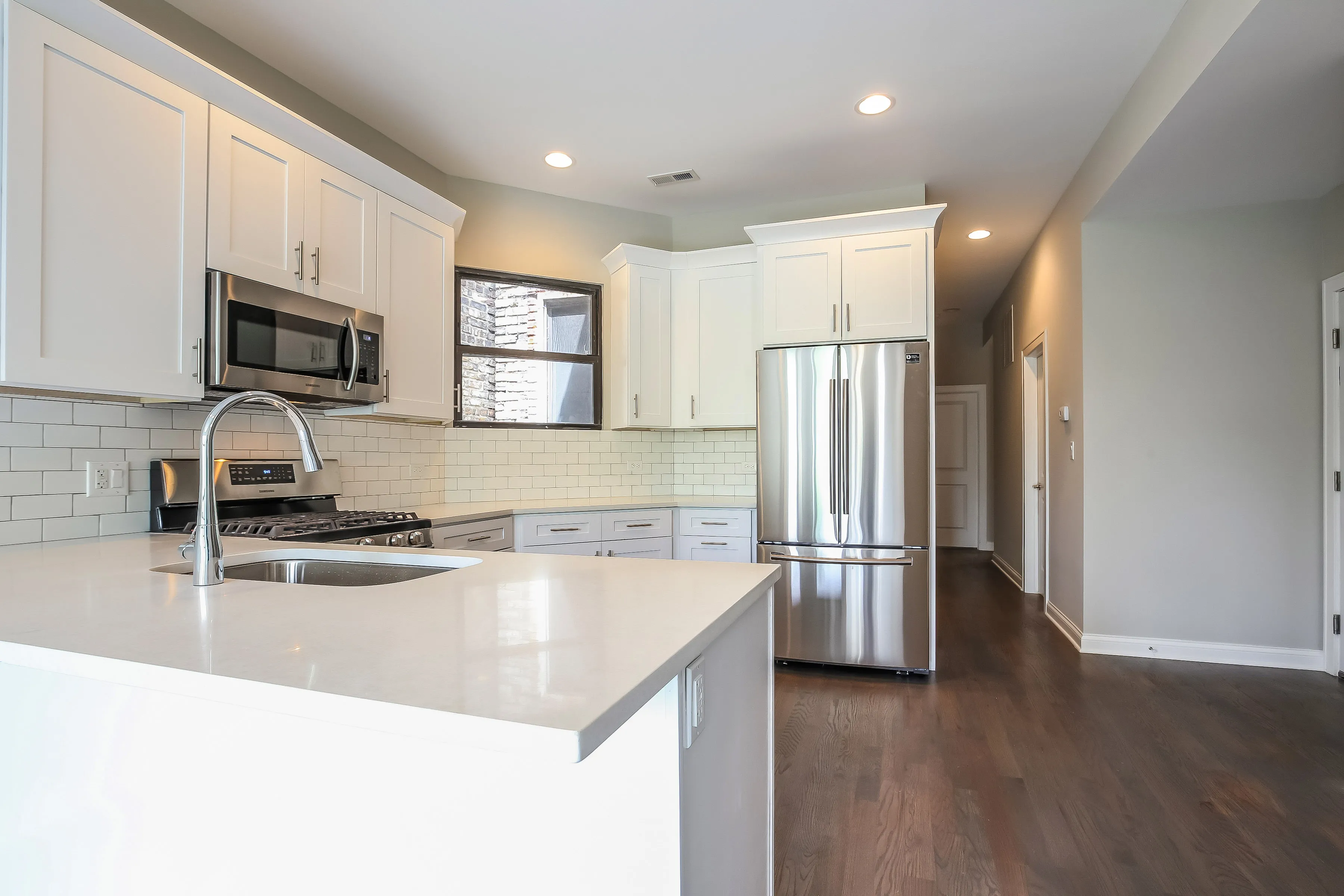 light brown exterior of 2852 West Shakespeare Apartments