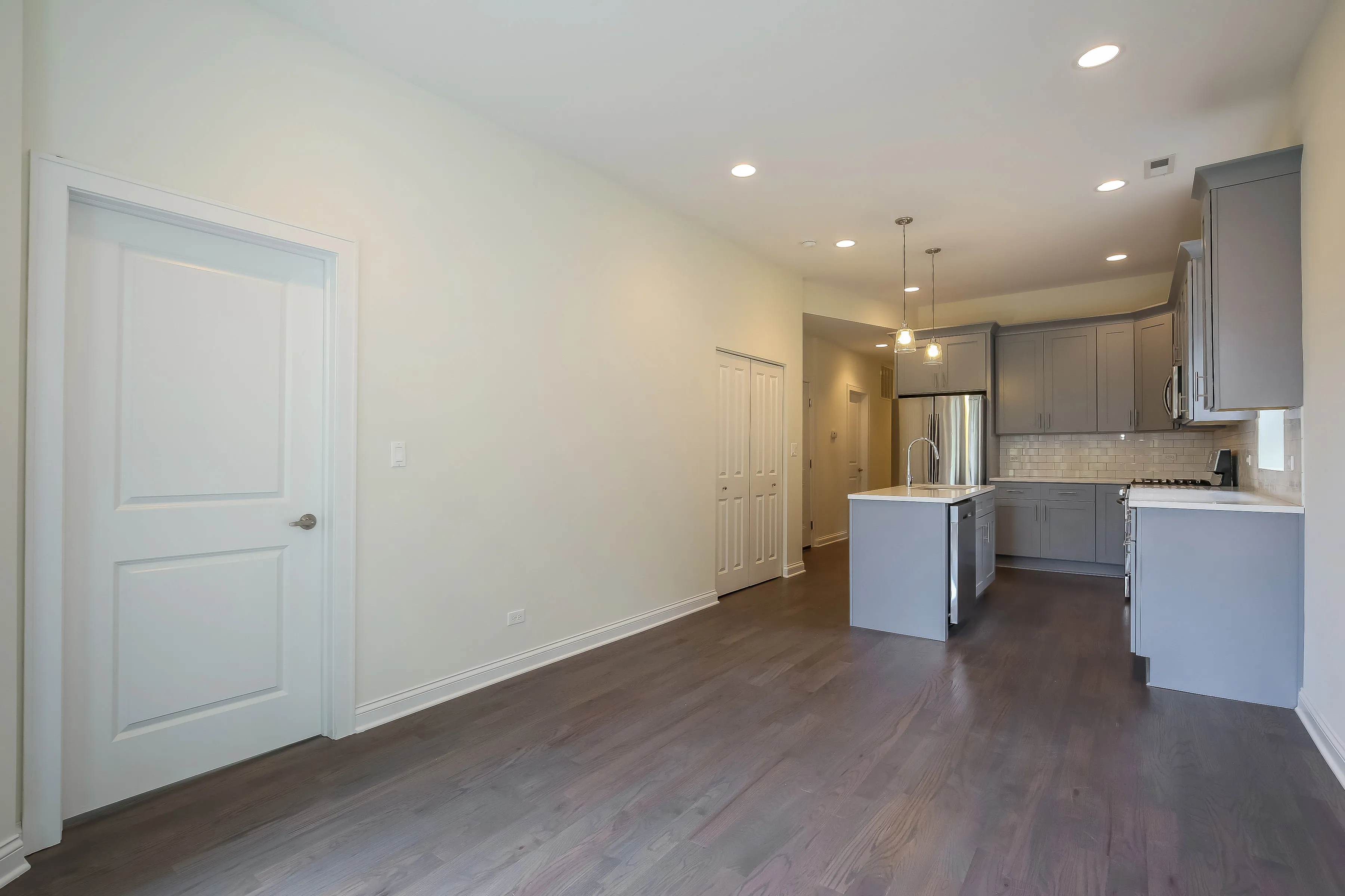 light brown exterior of 2852 West Shakespeare Apartments