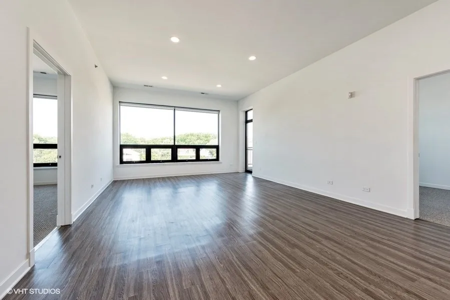 model kitchen at 5427 North Broadway Aprtments in Edgewater Chicago