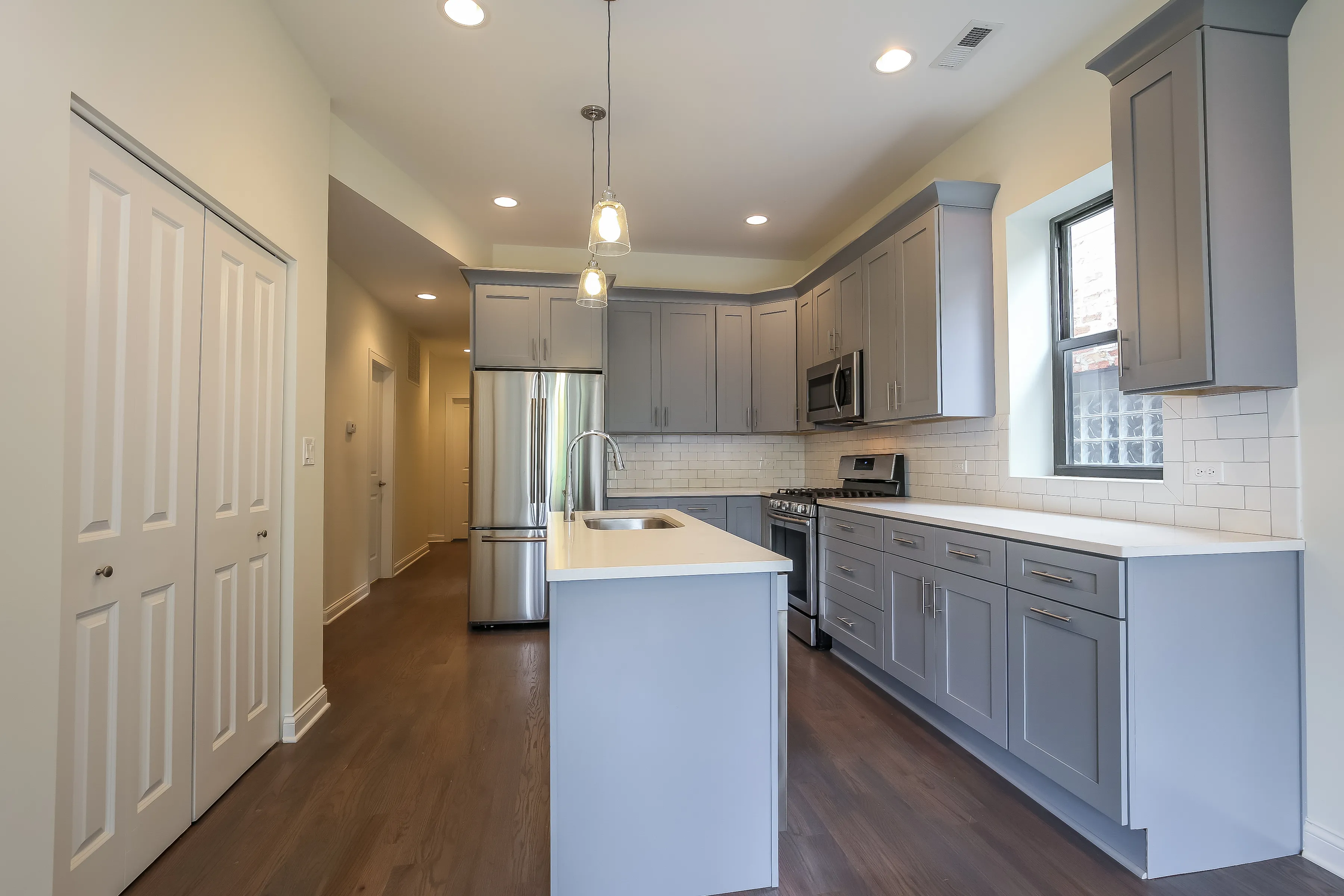 light brown exterior of 2852 West Shakespeare Apartments