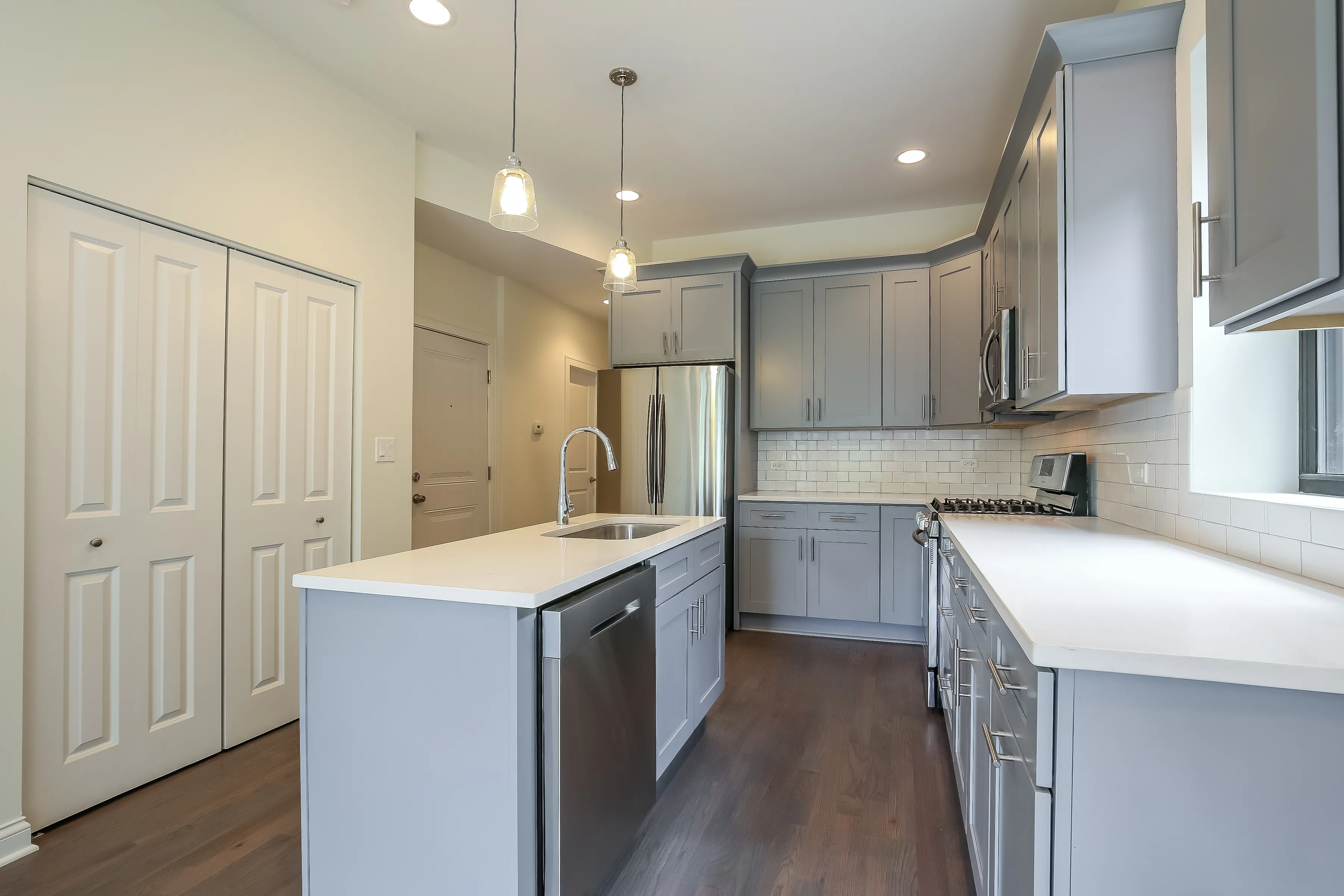 light brown exterior of 2852 West Shakespeare Apartments