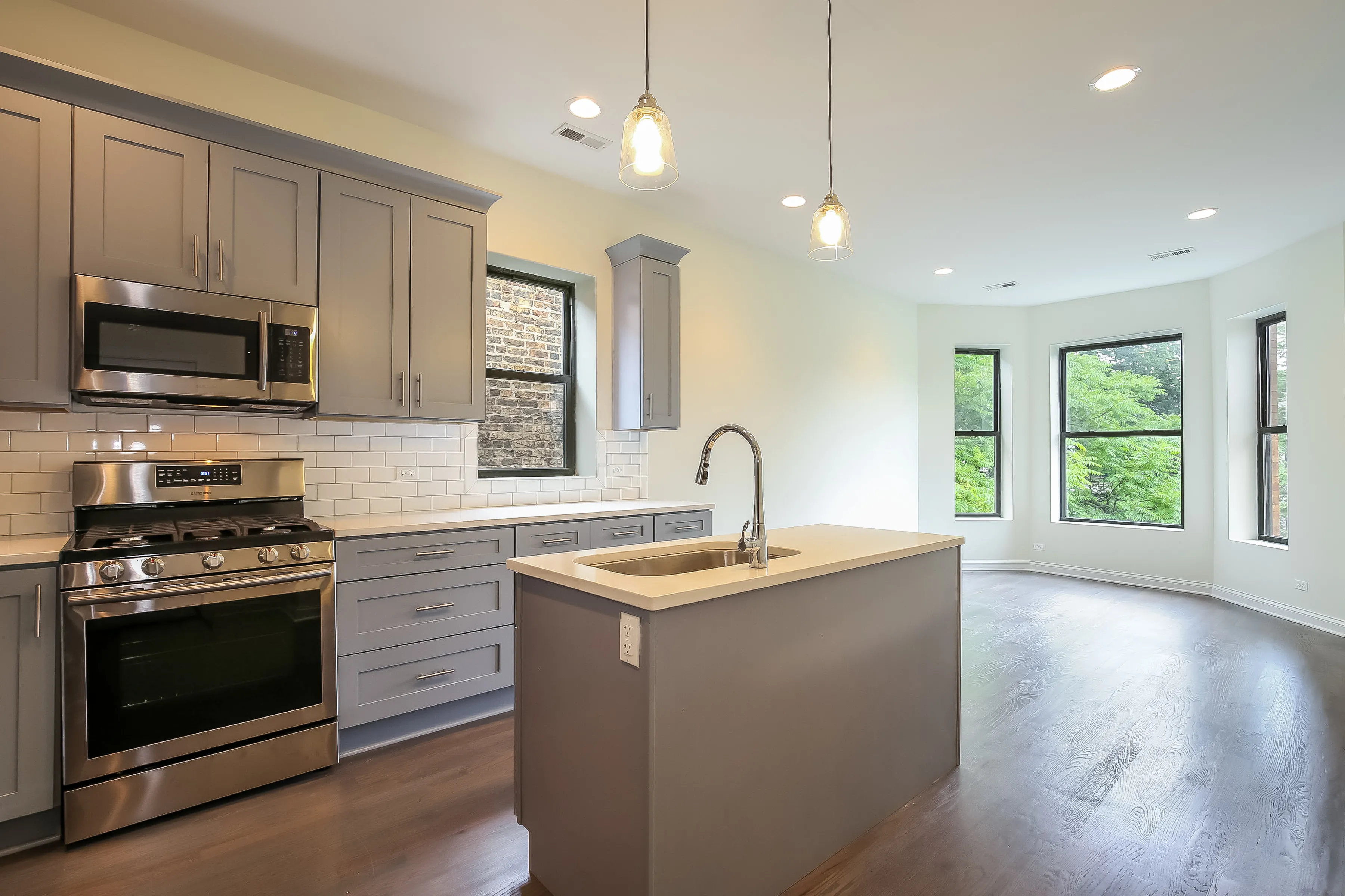 light brown exterior of 2852 West Shakespeare Apartments
