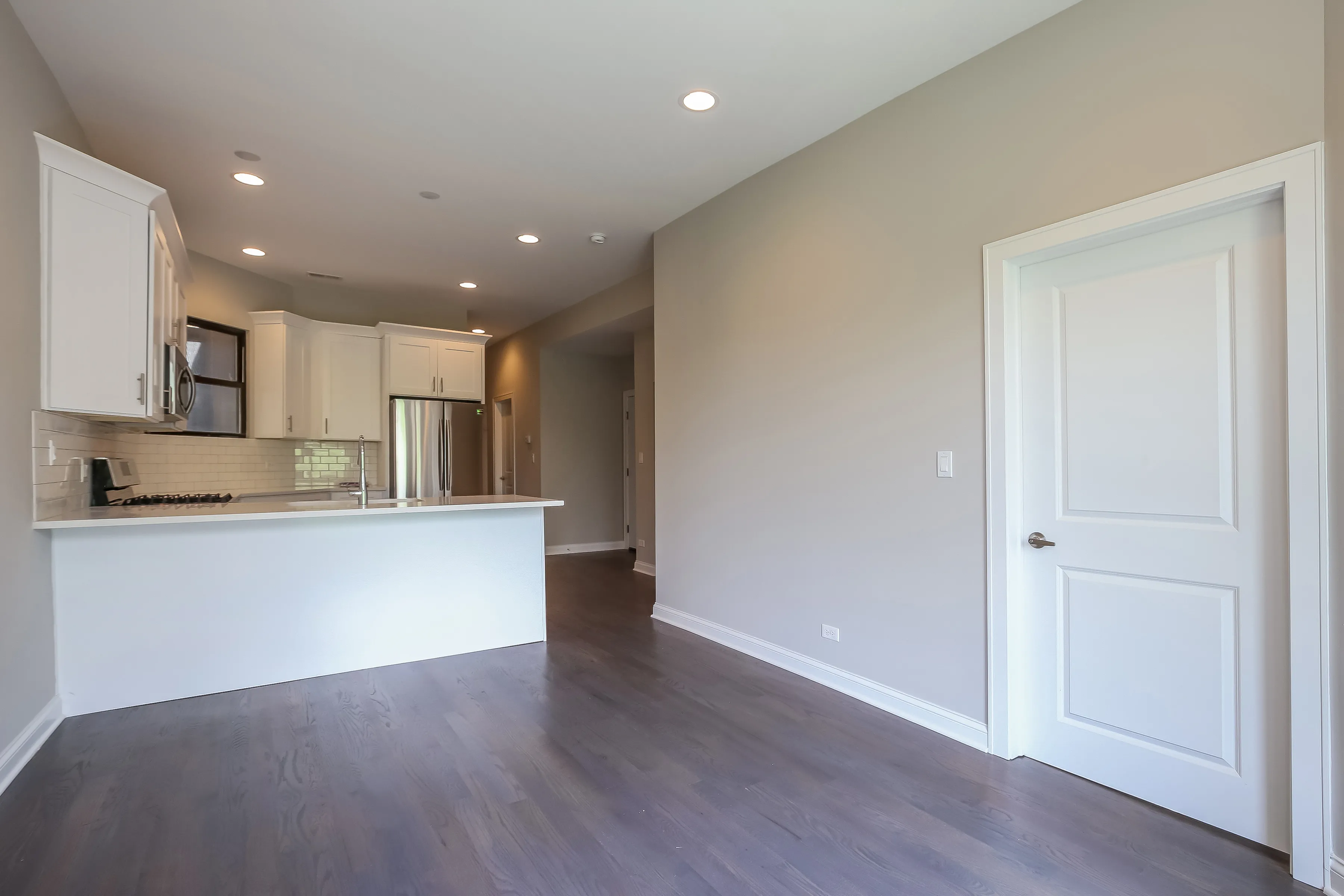 light brown exterior of 2852 West Shakespeare Apartments