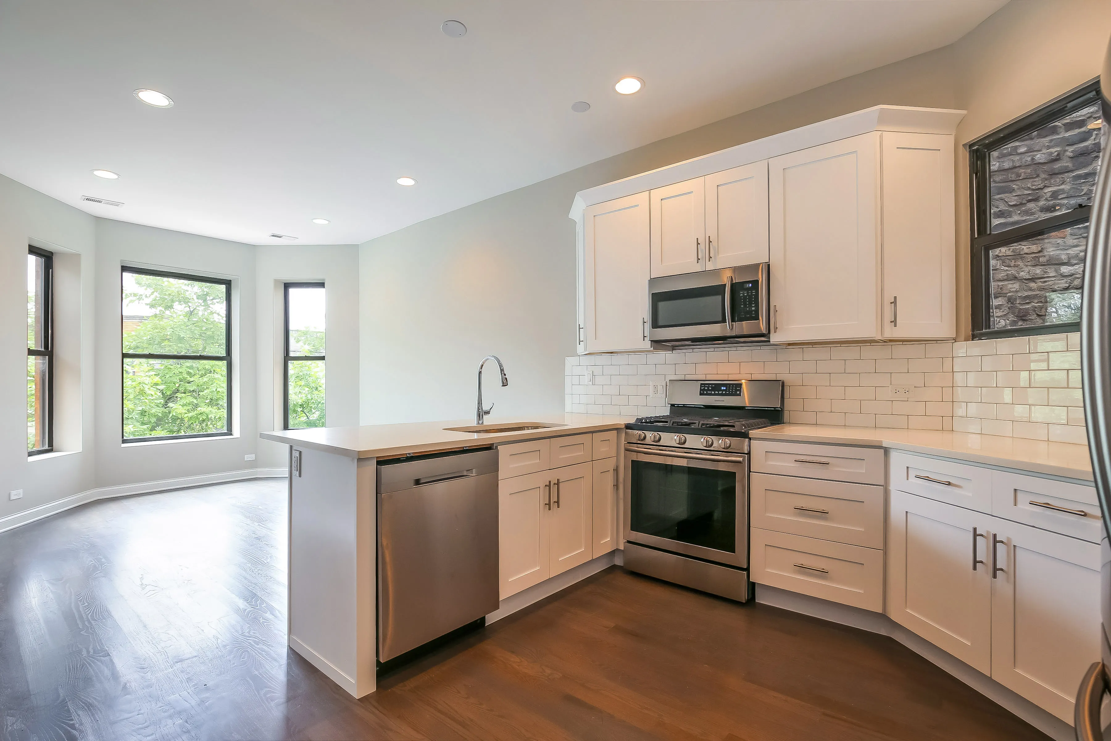 light brown exterior of 2852 West Shakespeare Apartments