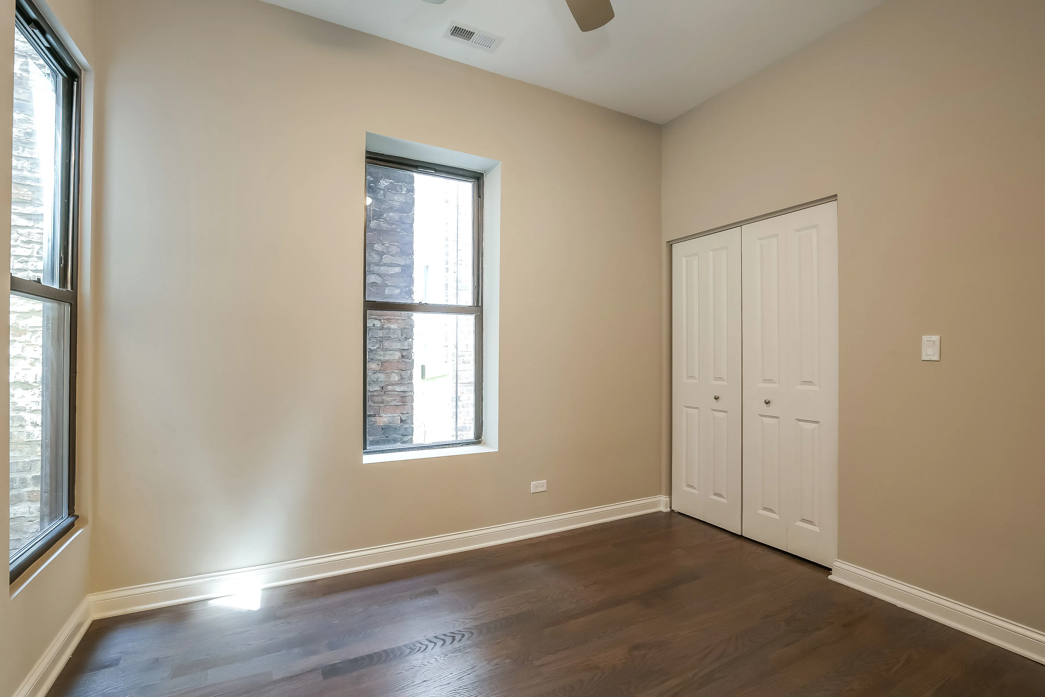 light brown exterior of 2852 West Shakespeare Apartments