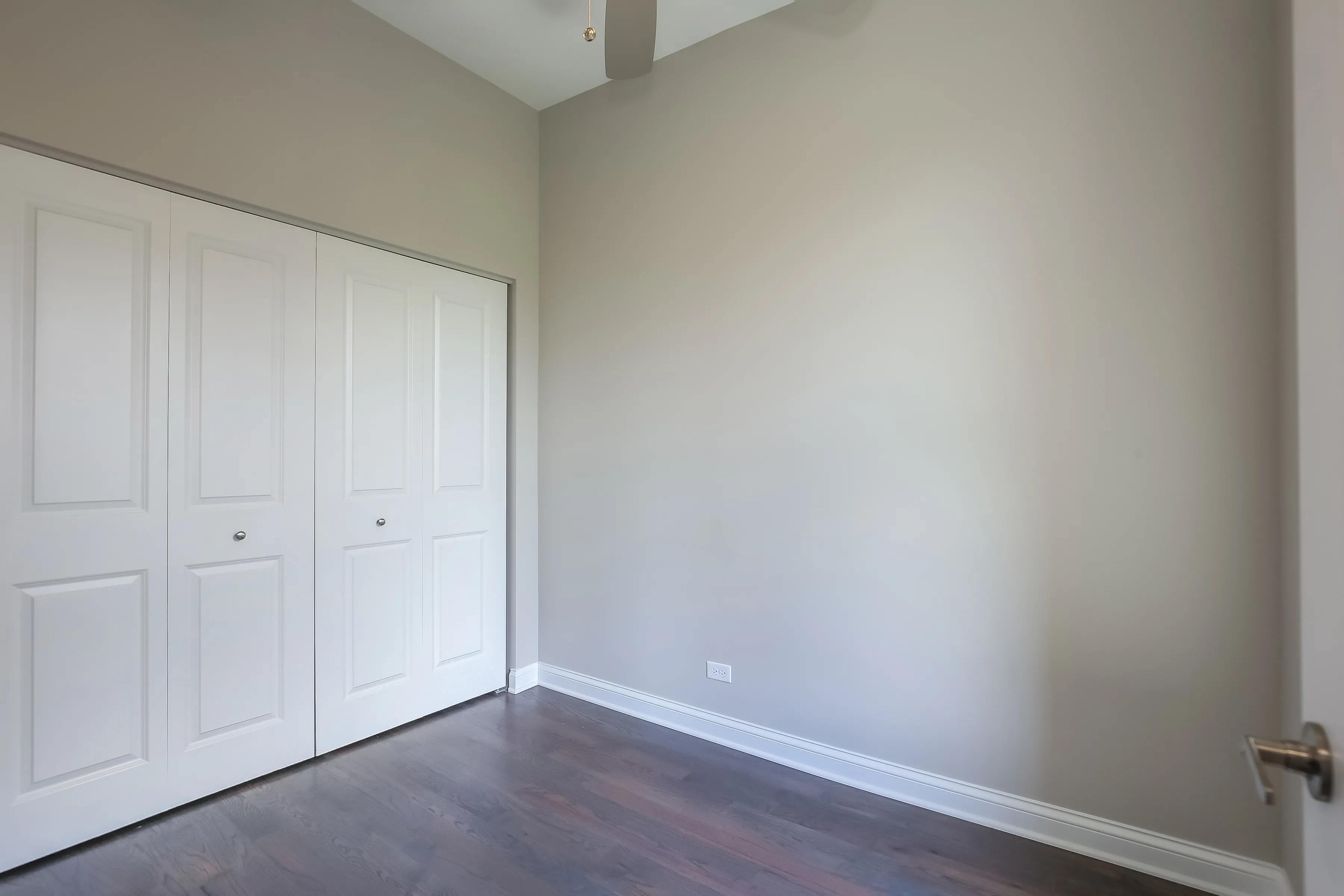 light brown exterior of 2852 West Shakespeare Apartments