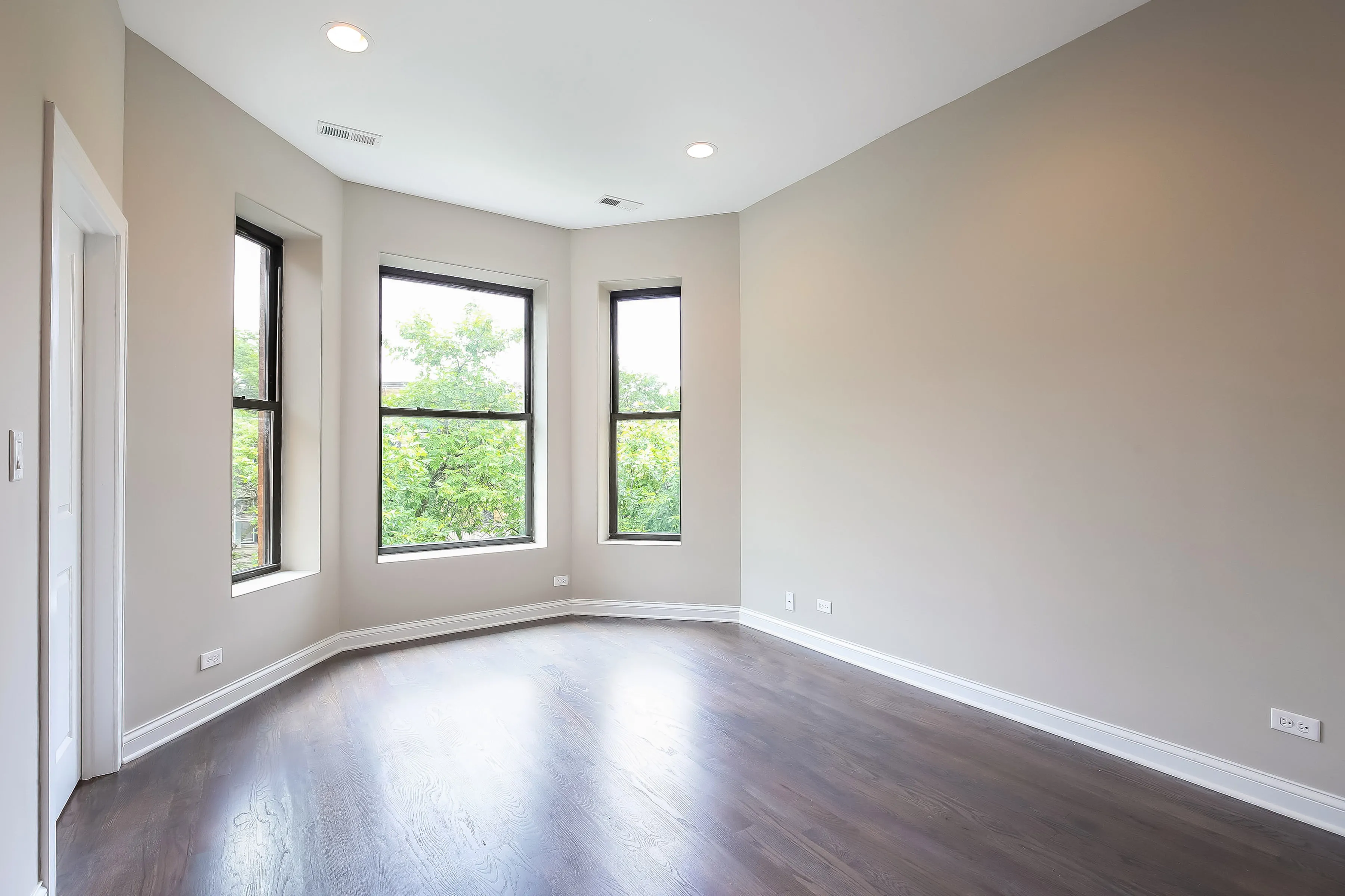 light brown exterior of 2852 West Shakespeare Apartments