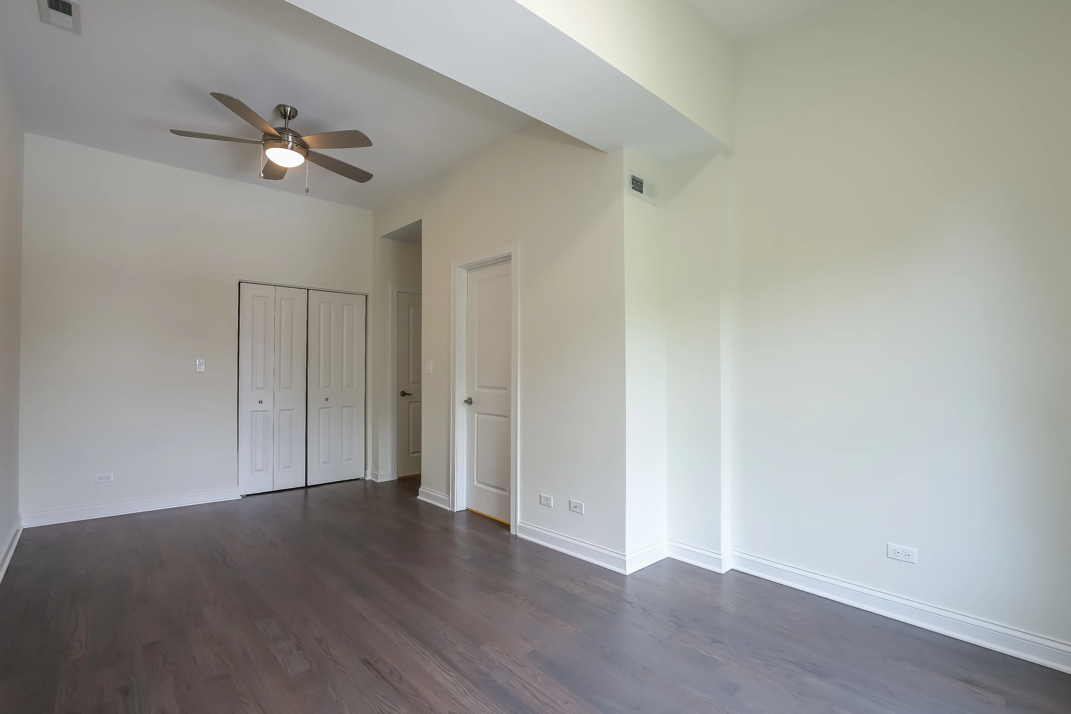 light brown exterior of 2852 West Shakespeare Apartments