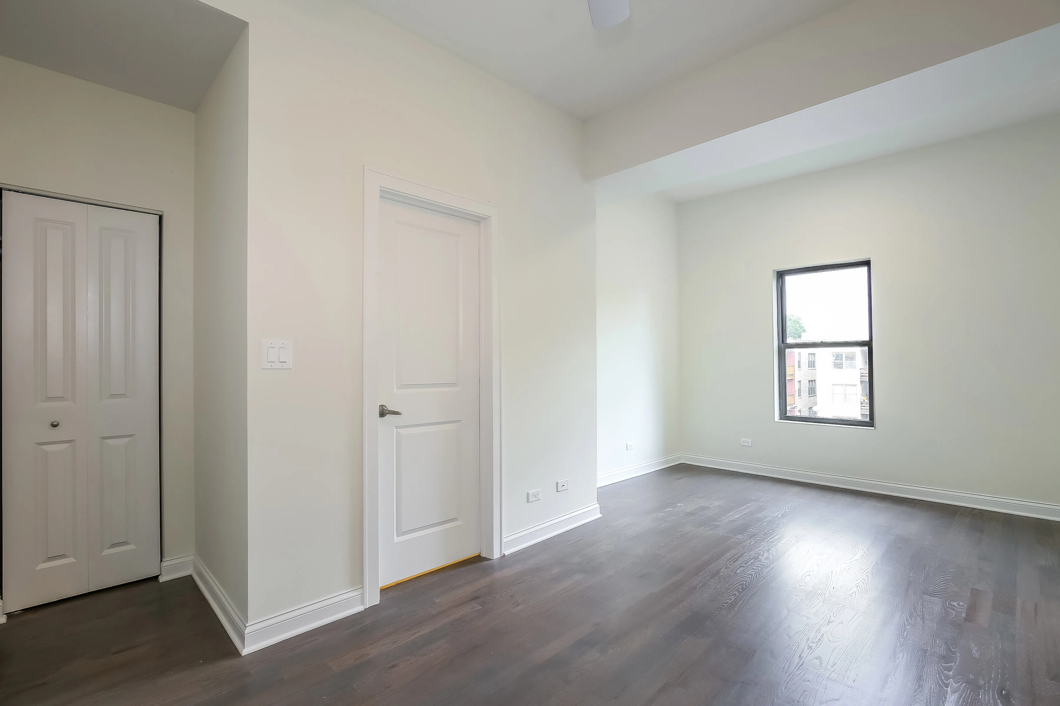 light brown exterior of 2852 West Shakespeare Apartments