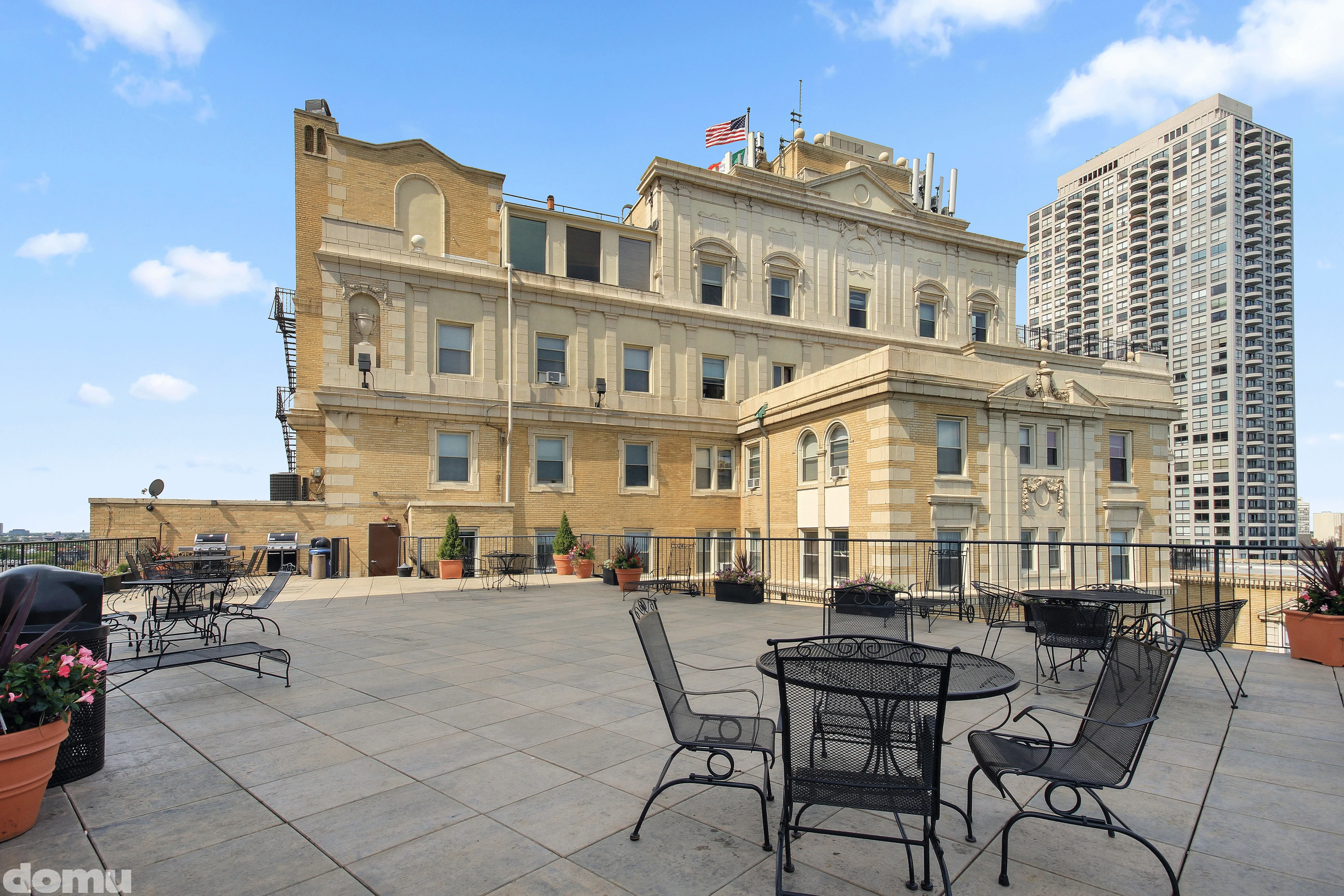 roof deck at Park View Apartments in Lincoln Park Chicago