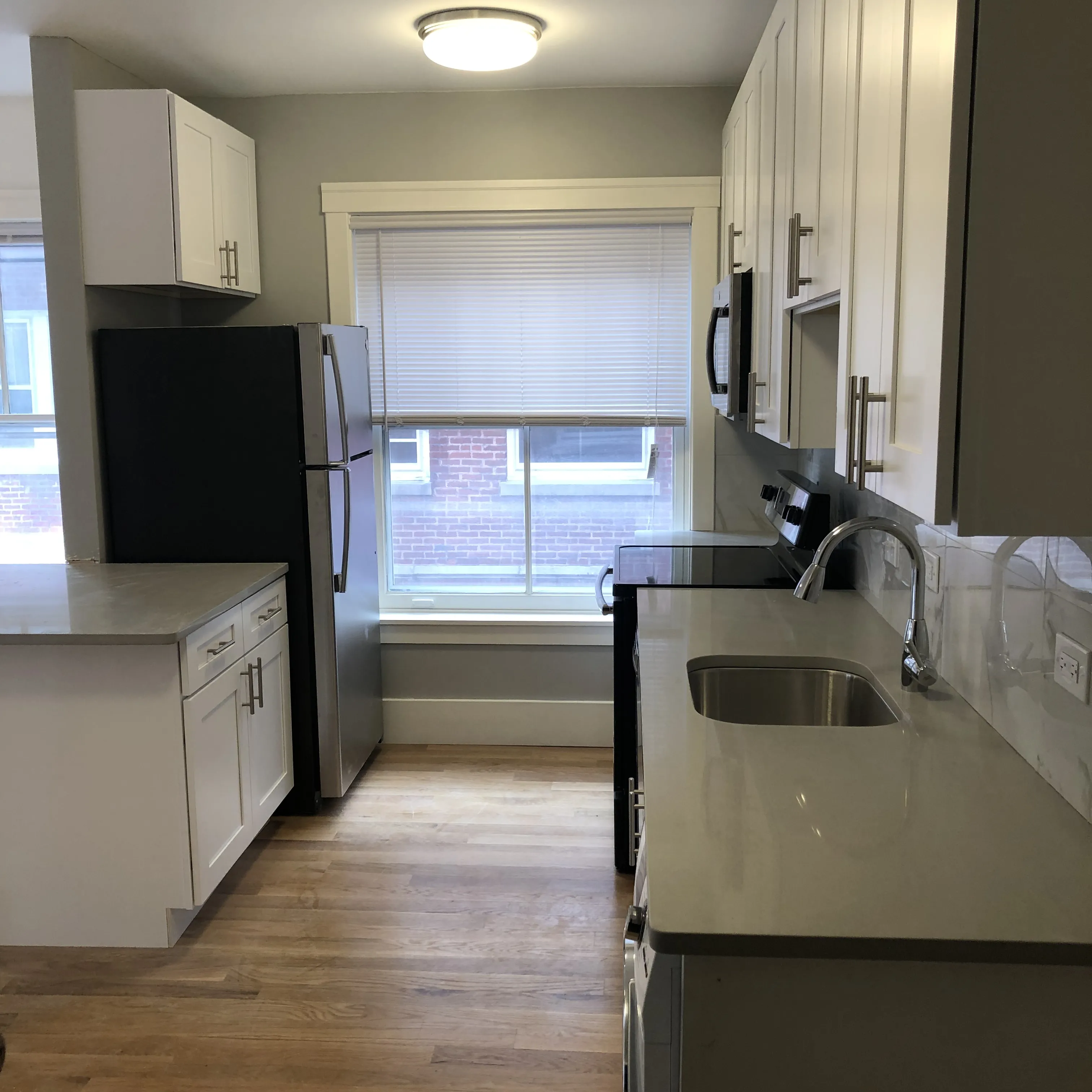 entry courtyard to 4520 North Malden Apartments