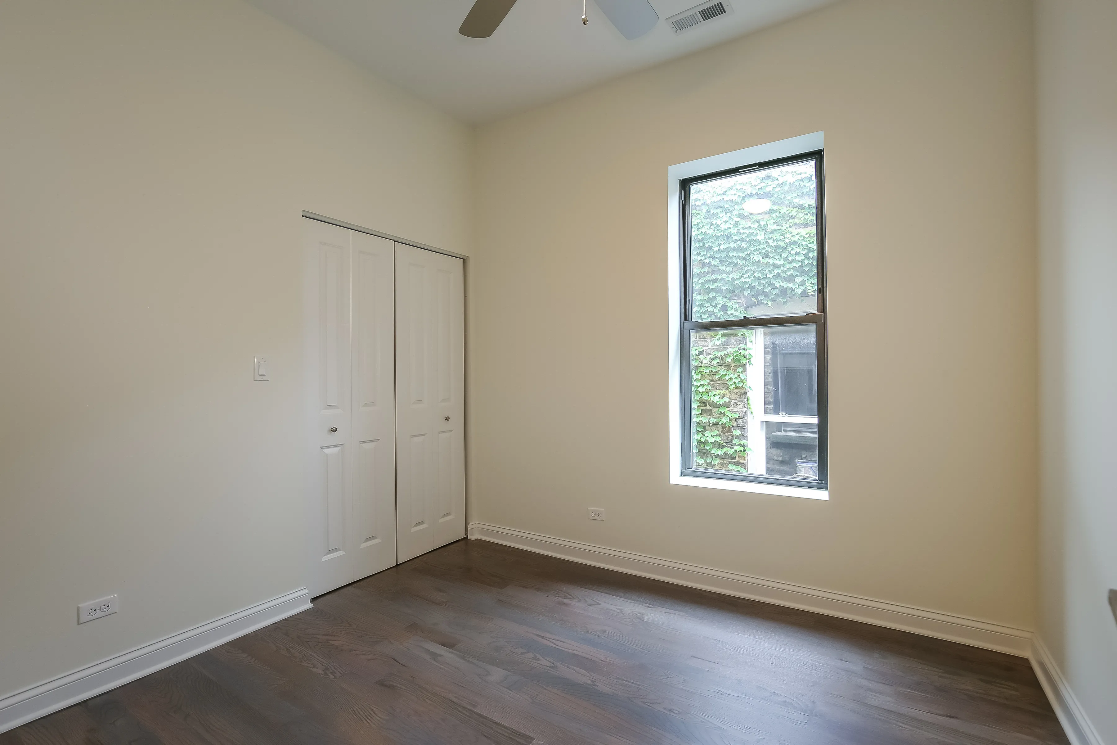 light brown exterior of 2852 West Shakespeare Apartments