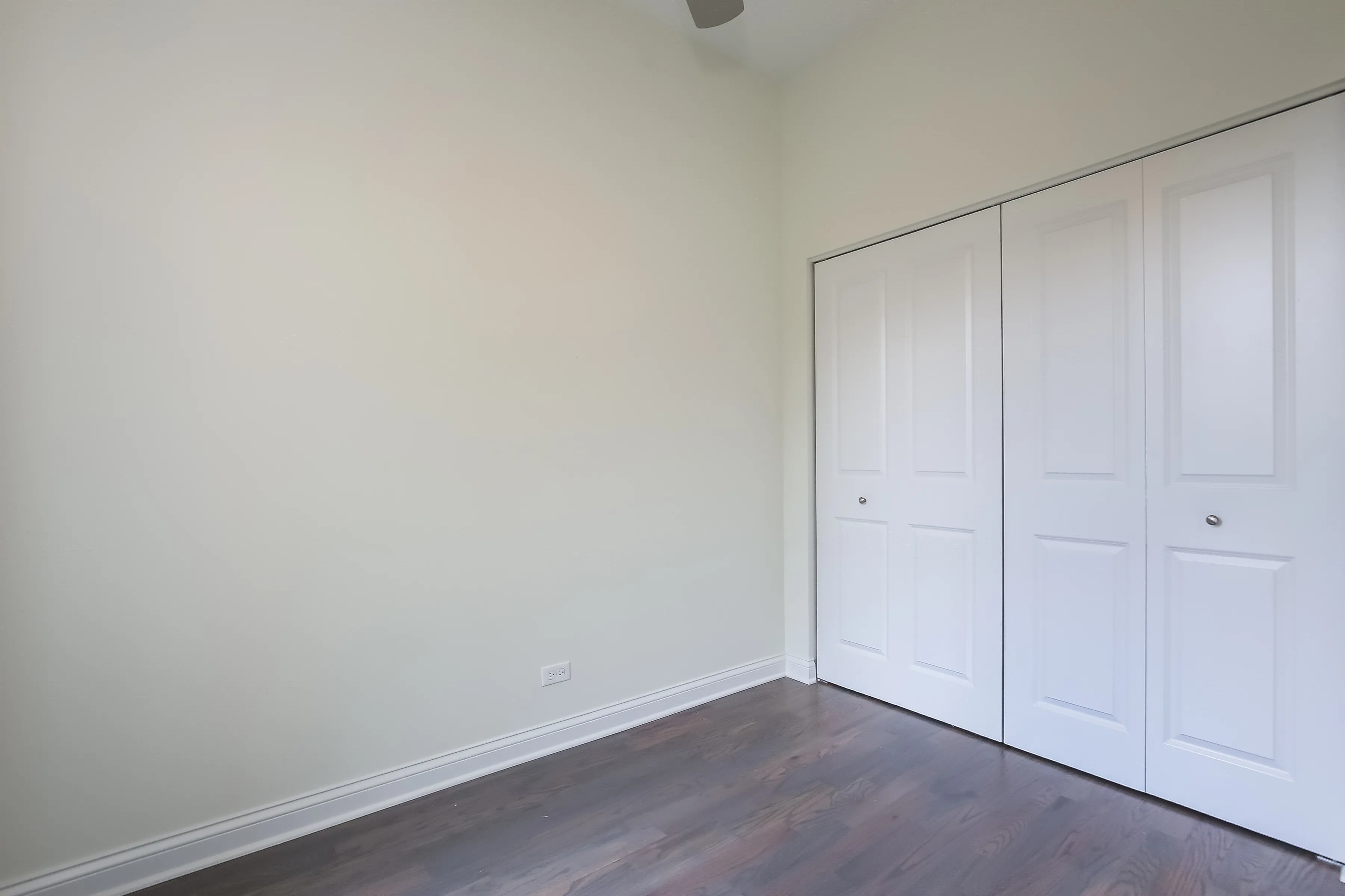 light brown exterior of 2852 West Shakespeare Apartments