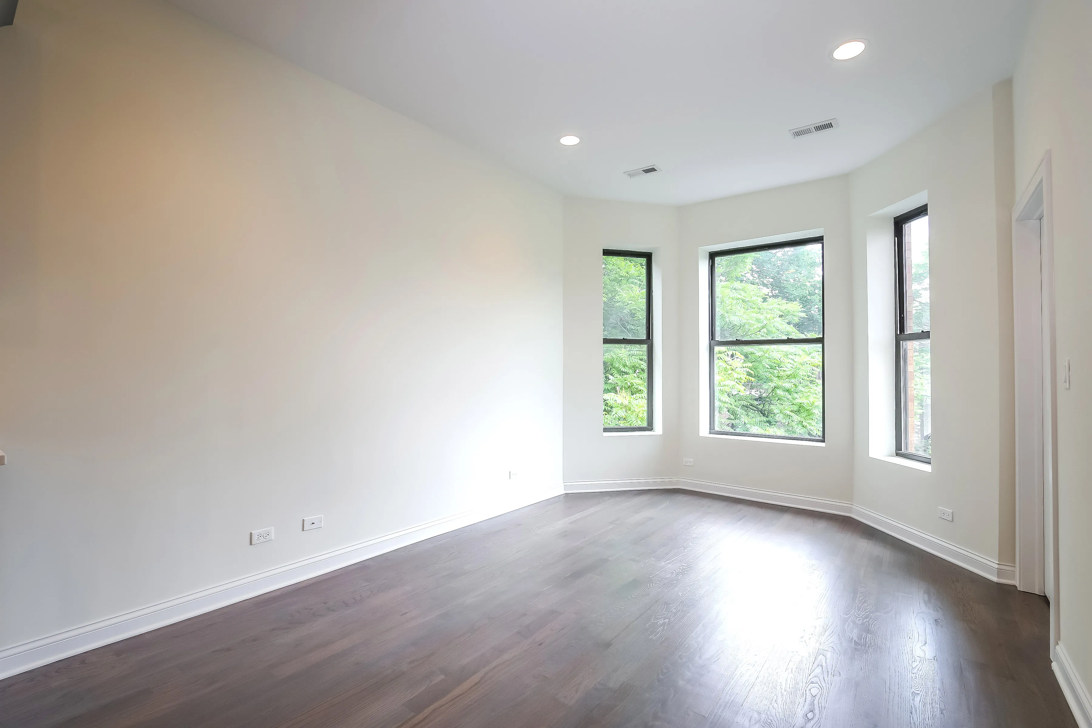 light brown exterior of 2852 West Shakespeare Apartments