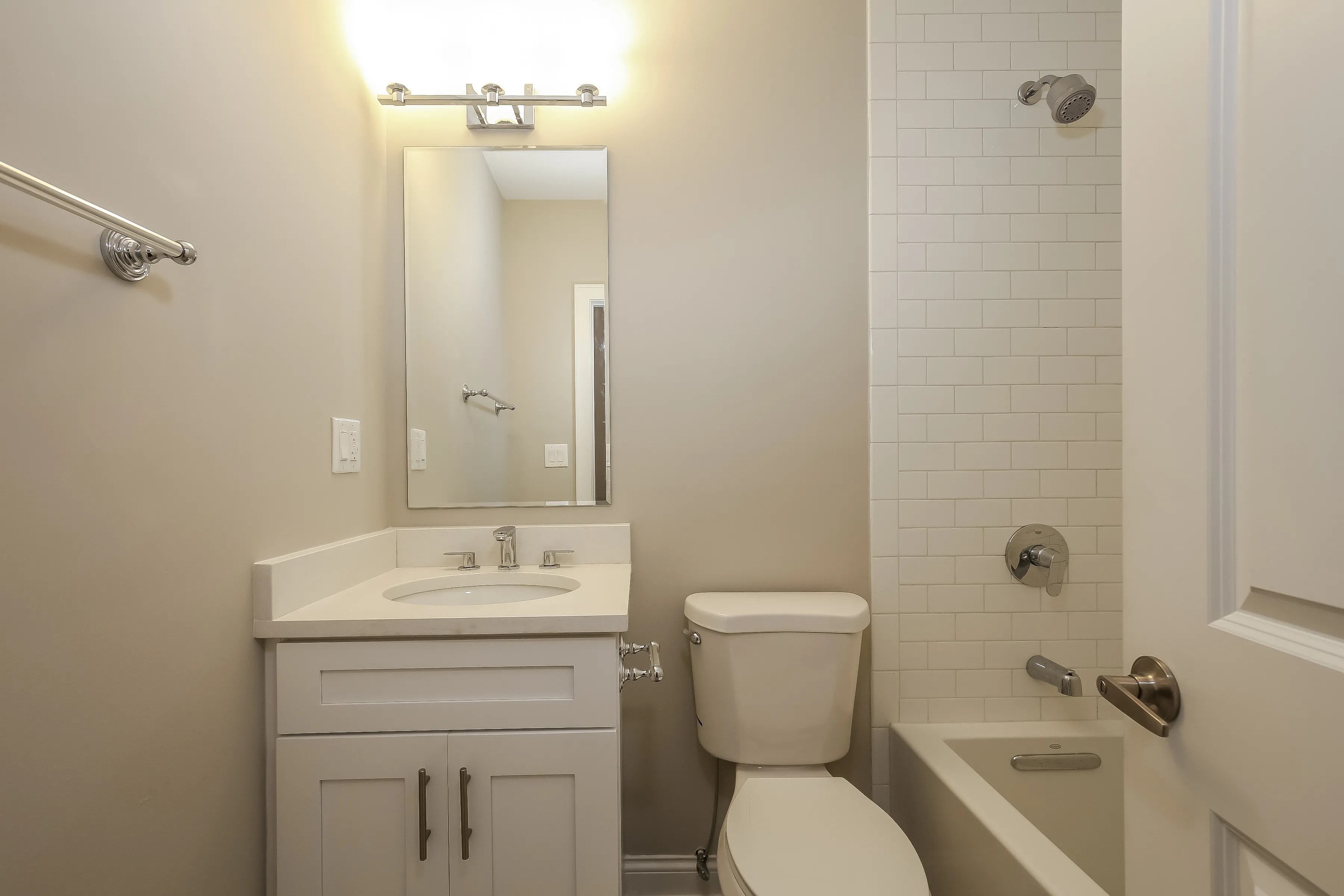 light brown exterior of 2852 West Shakespeare Apartments