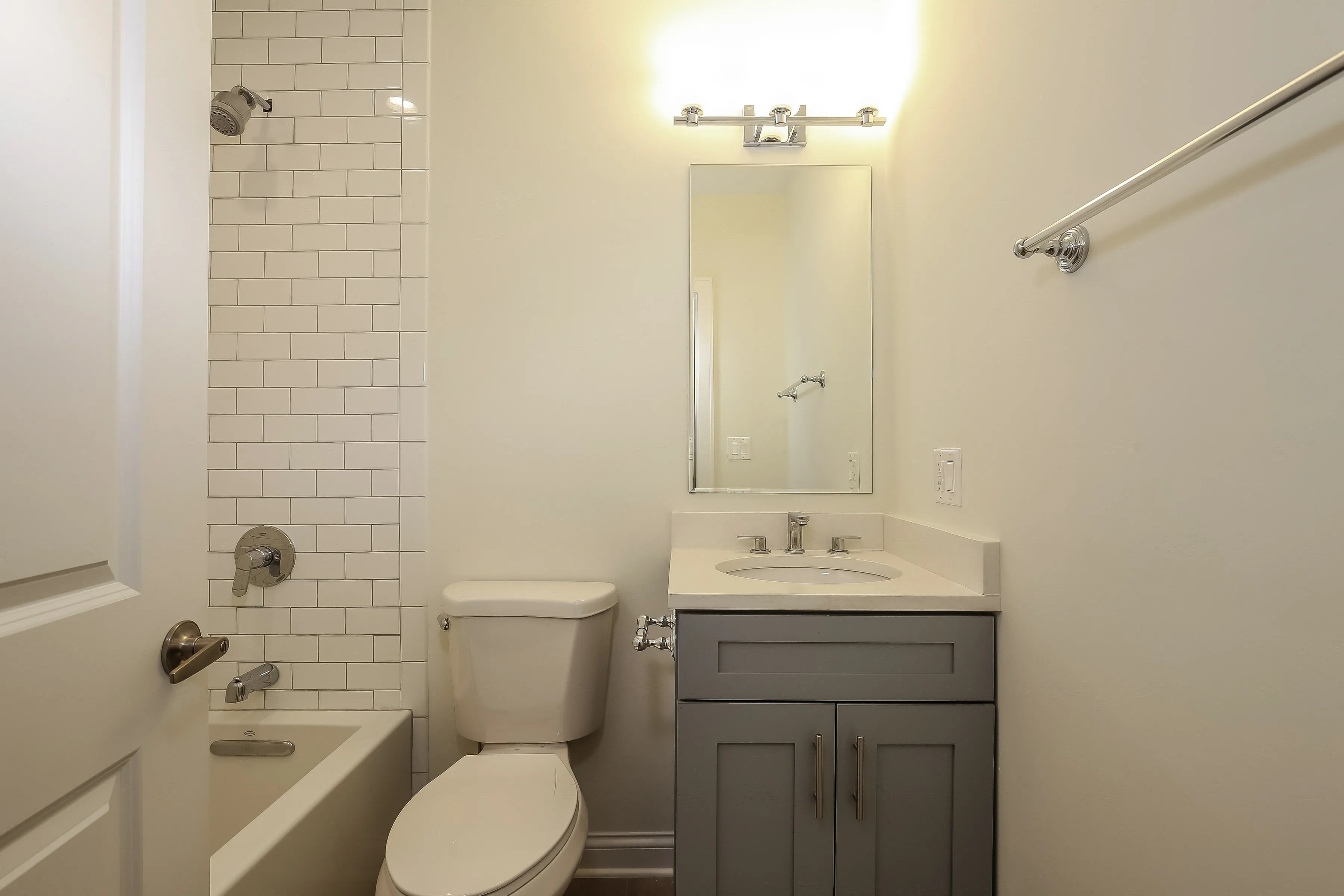 light brown exterior of 2852 West Shakespeare Apartments