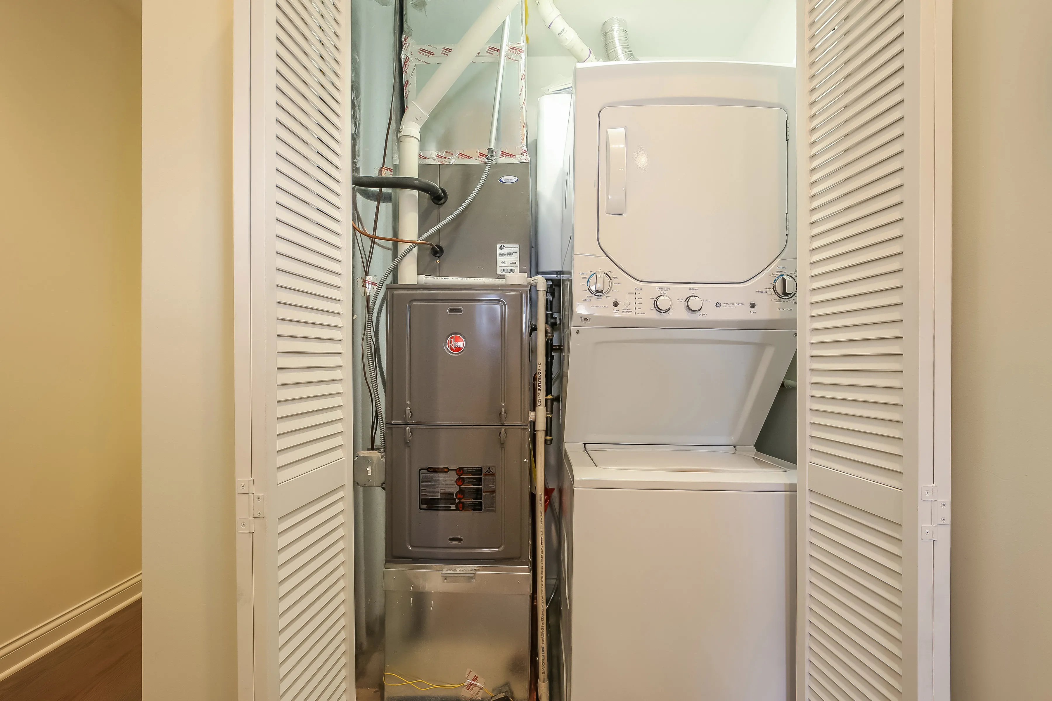 light brown exterior of 2852 West Shakespeare Apartments