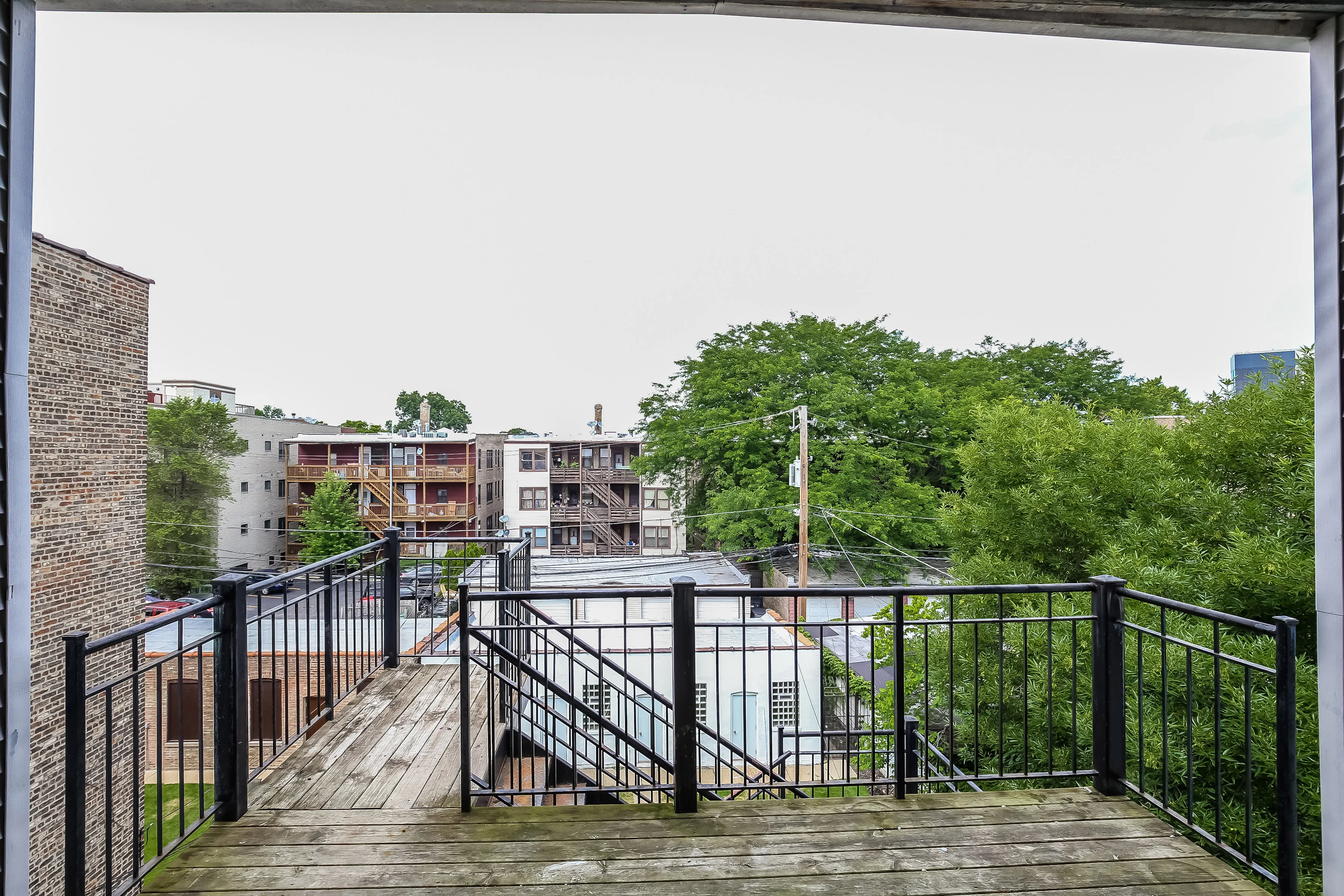 light brown exterior of 2852 West Shakespeare Apartments