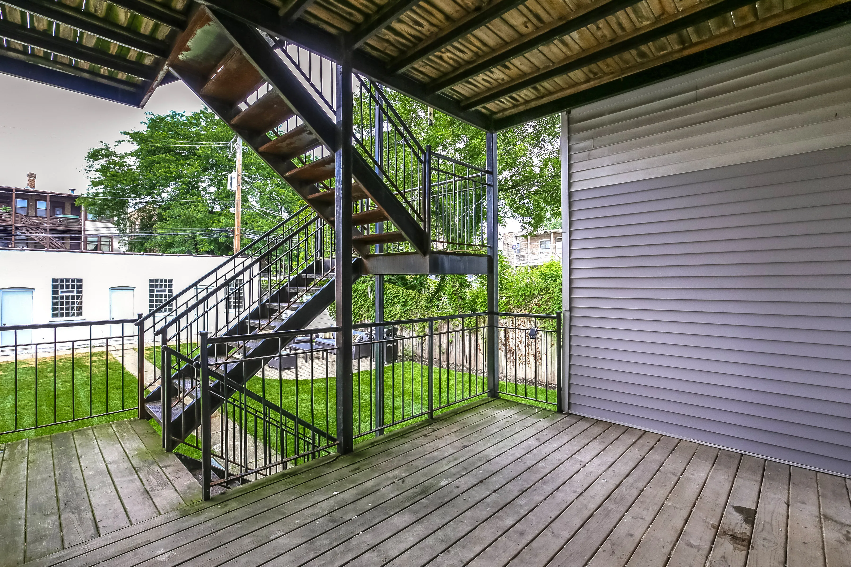 light brown exterior of 2852 West Shakespeare Apartments