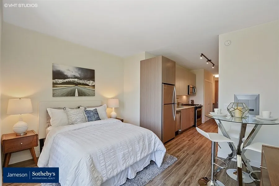 living room at 1407 On Michigan Apartments at 1407 South Michigan Ave