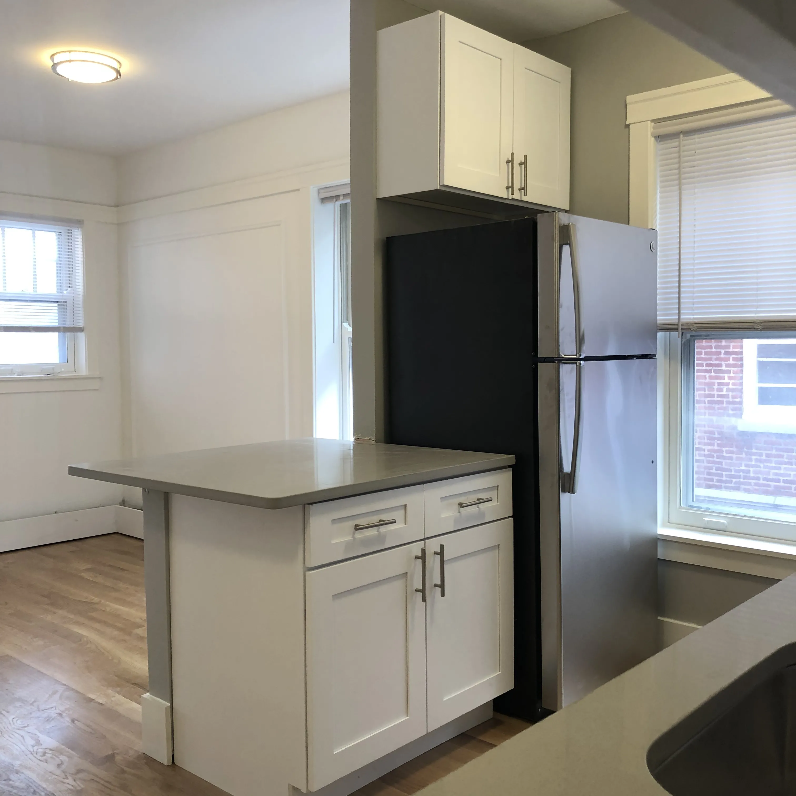 entry courtyard to 4520 North Malden Apartments