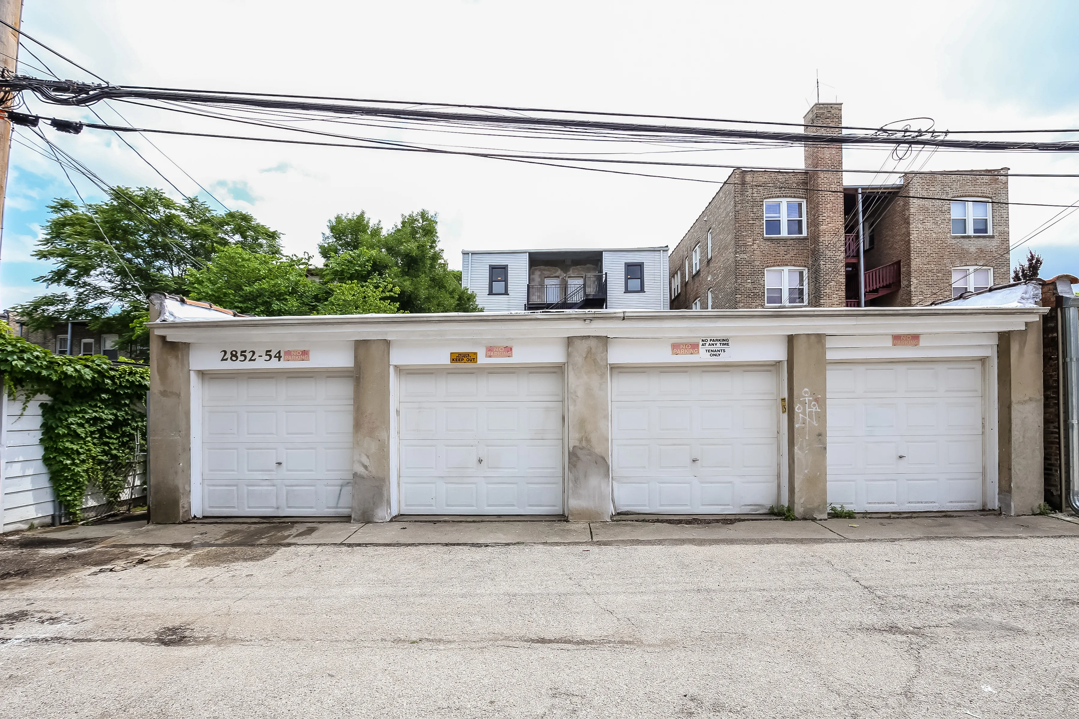 light brown exterior of 2852 West Shakespeare Apartments