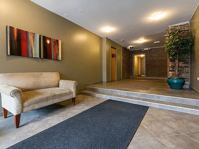 2216 N Geneva Terrace Apartments