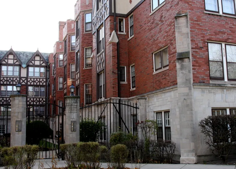 building exterior 1639-1651 W Touhy Apartments