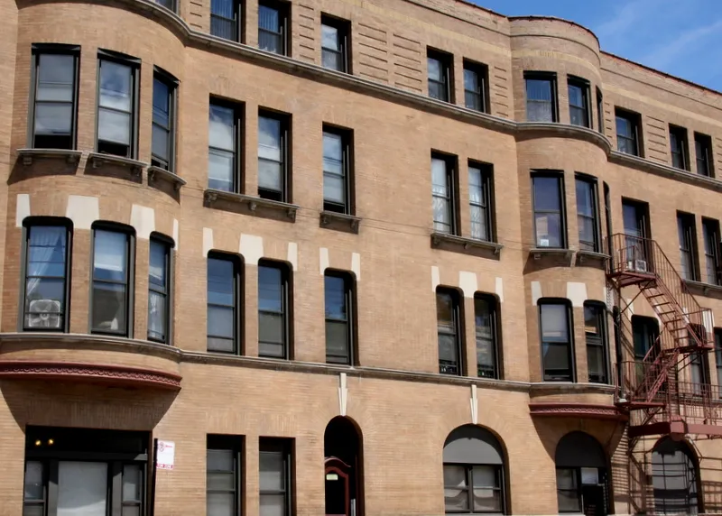 outside of 530-540 W Armitage Apartments in Lincoln Park
