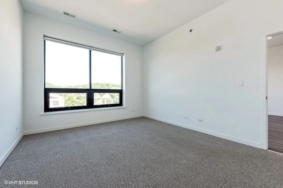 model kitchen at 5427 North Broadway Aprtments in Edgewater Chicago