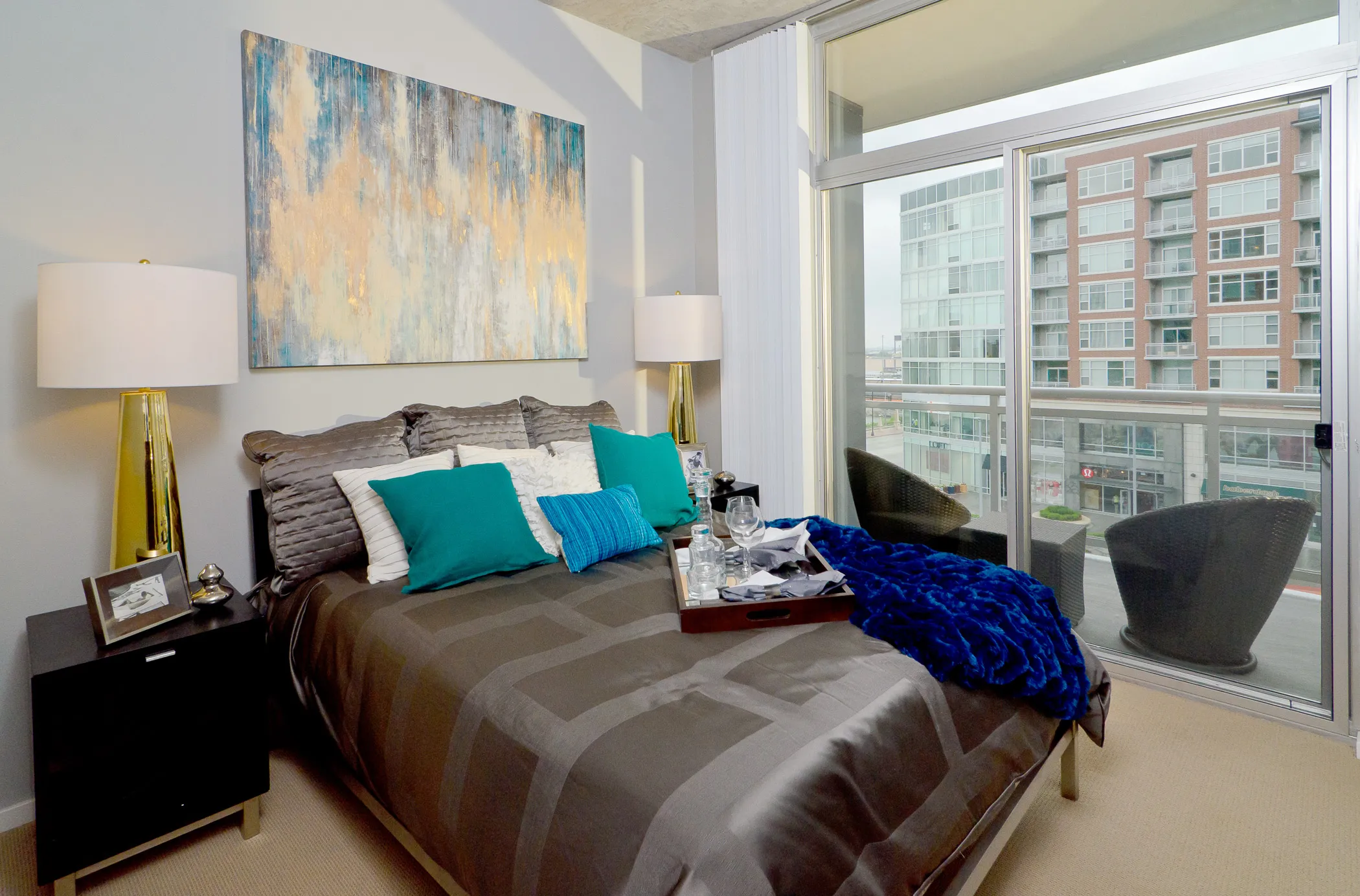 dining room at Roosevelt Collection Lofts in the South Loop