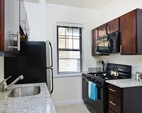 landscaped courtyard at Irving Courts by Reside Apartments at 718 W Irving
