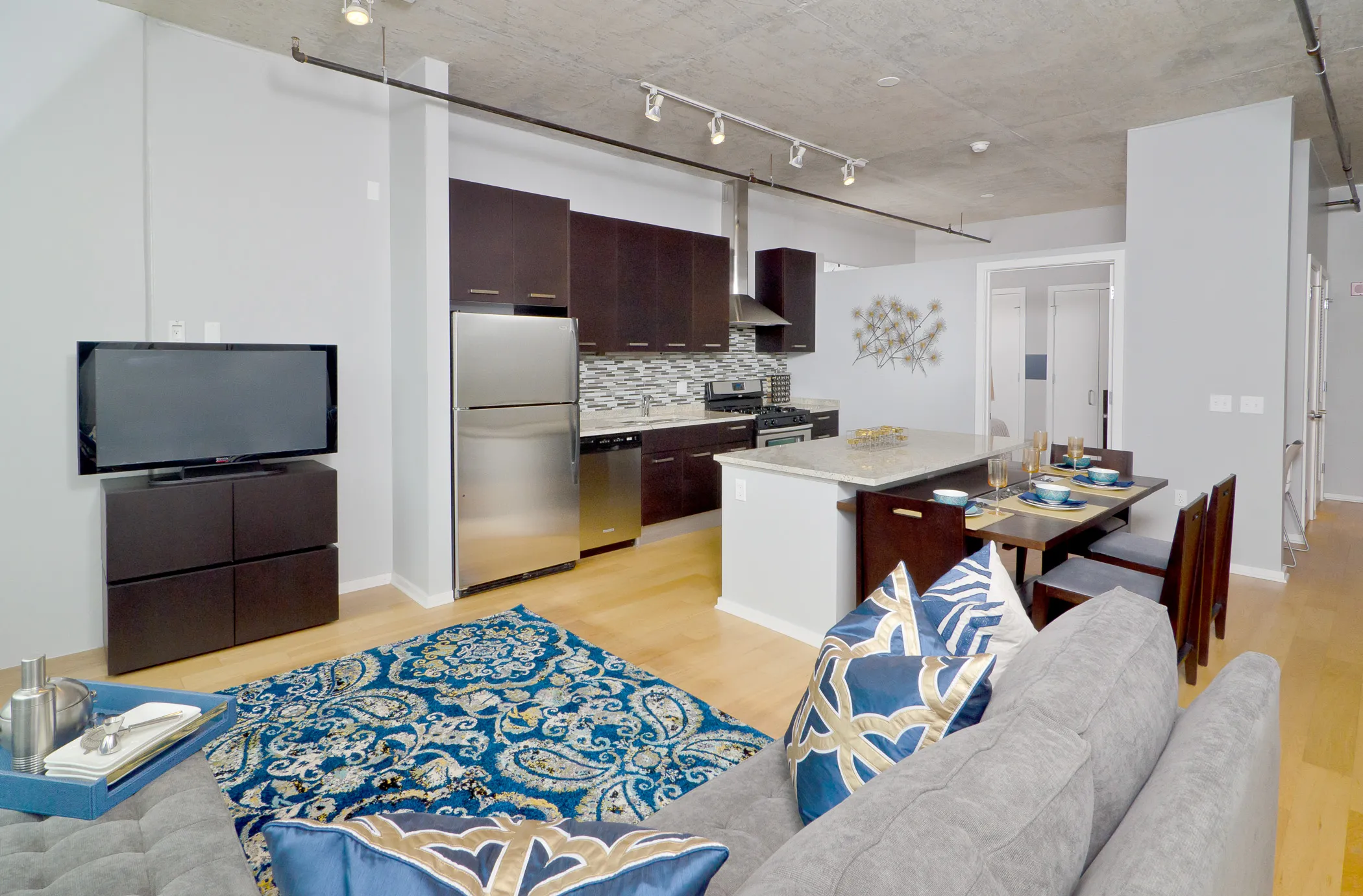 dining room at Roosevelt Collection Lofts in the South Loop