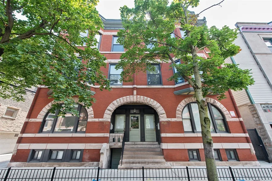 751 W Buckingham Apartments