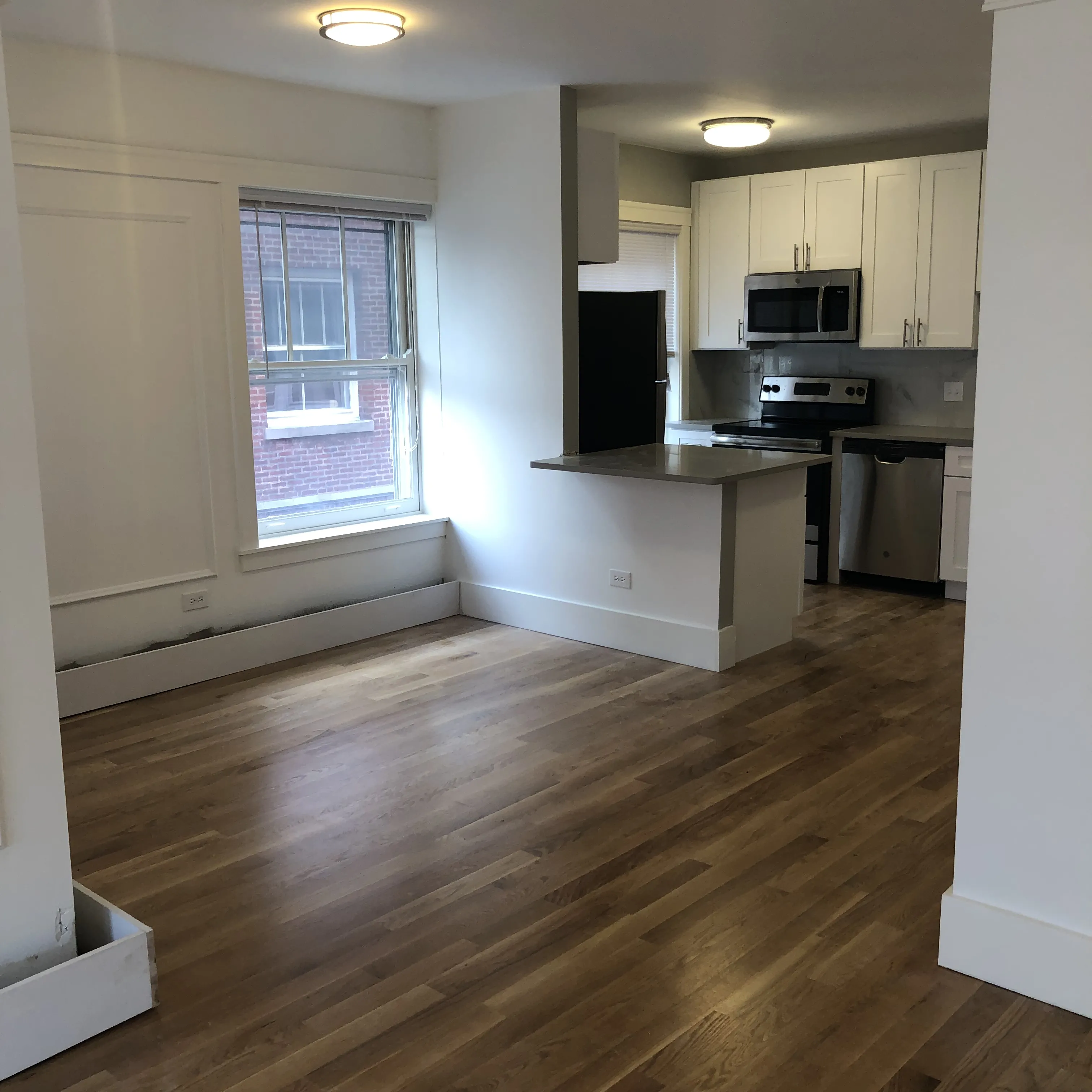 entry courtyard to 4520 North Malden Apartments