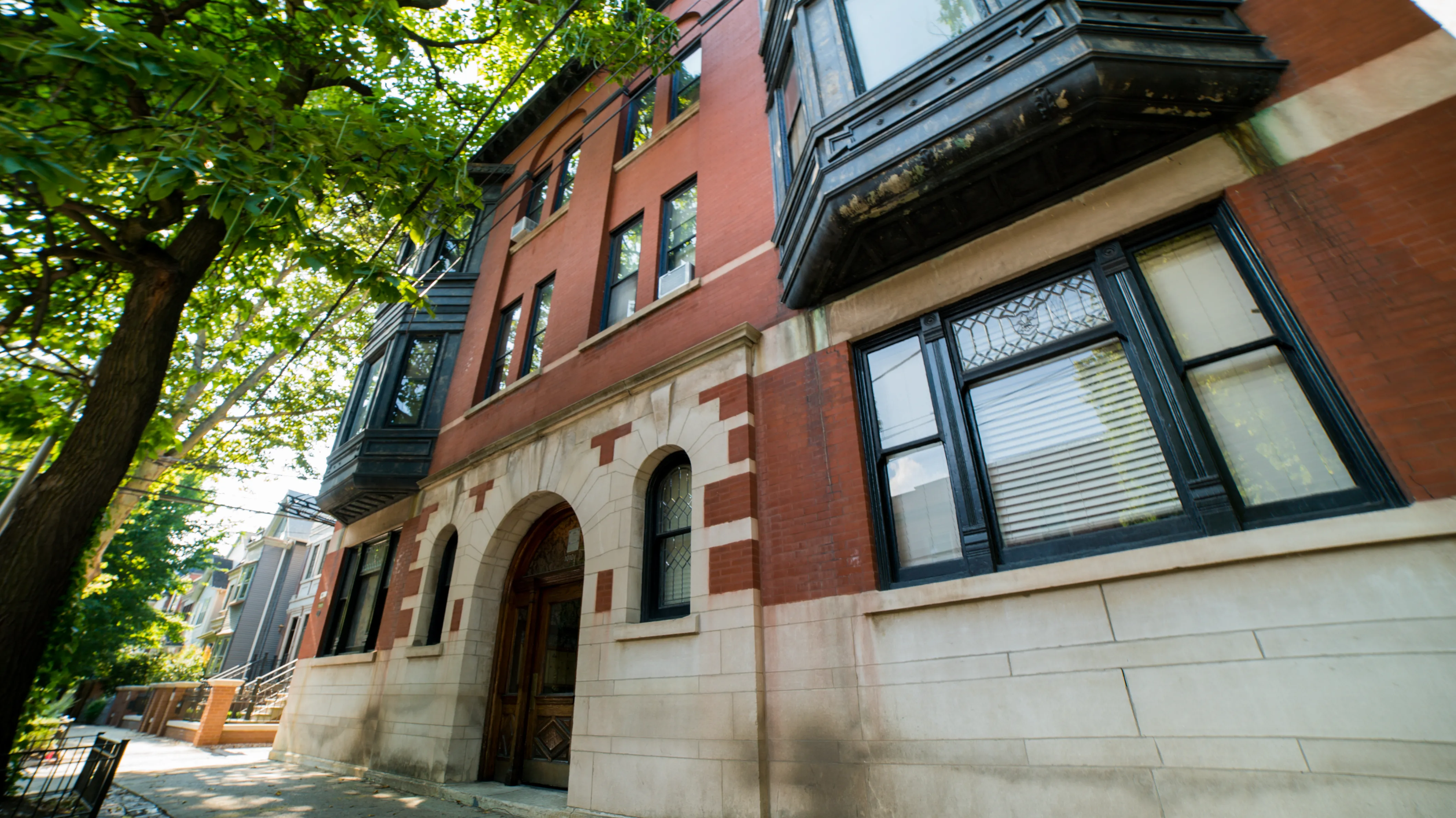 1010 W Altgeld Apartments