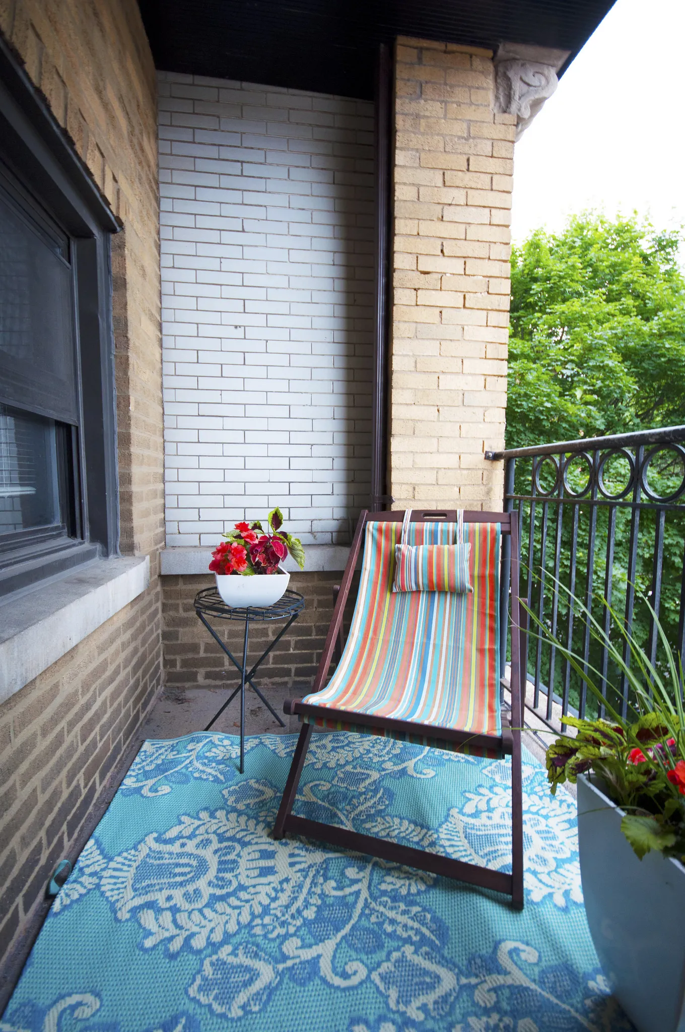 living room looking towards Wrigley Field at 1010 West Waveland Apartments